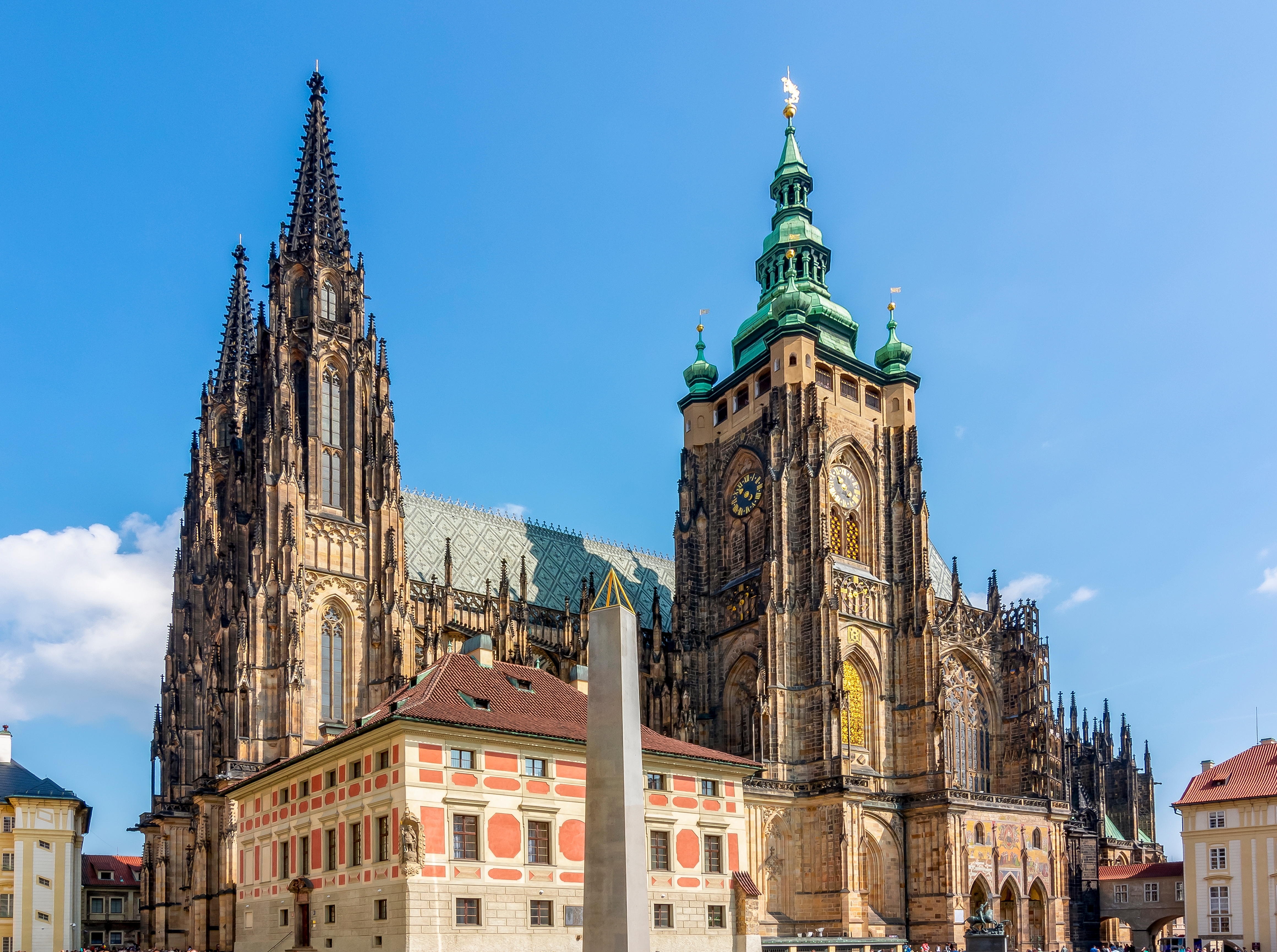 Den majestætiske Sankt Vitus Domkirke på Prag Borg med gotiske detaljer og barokelementer