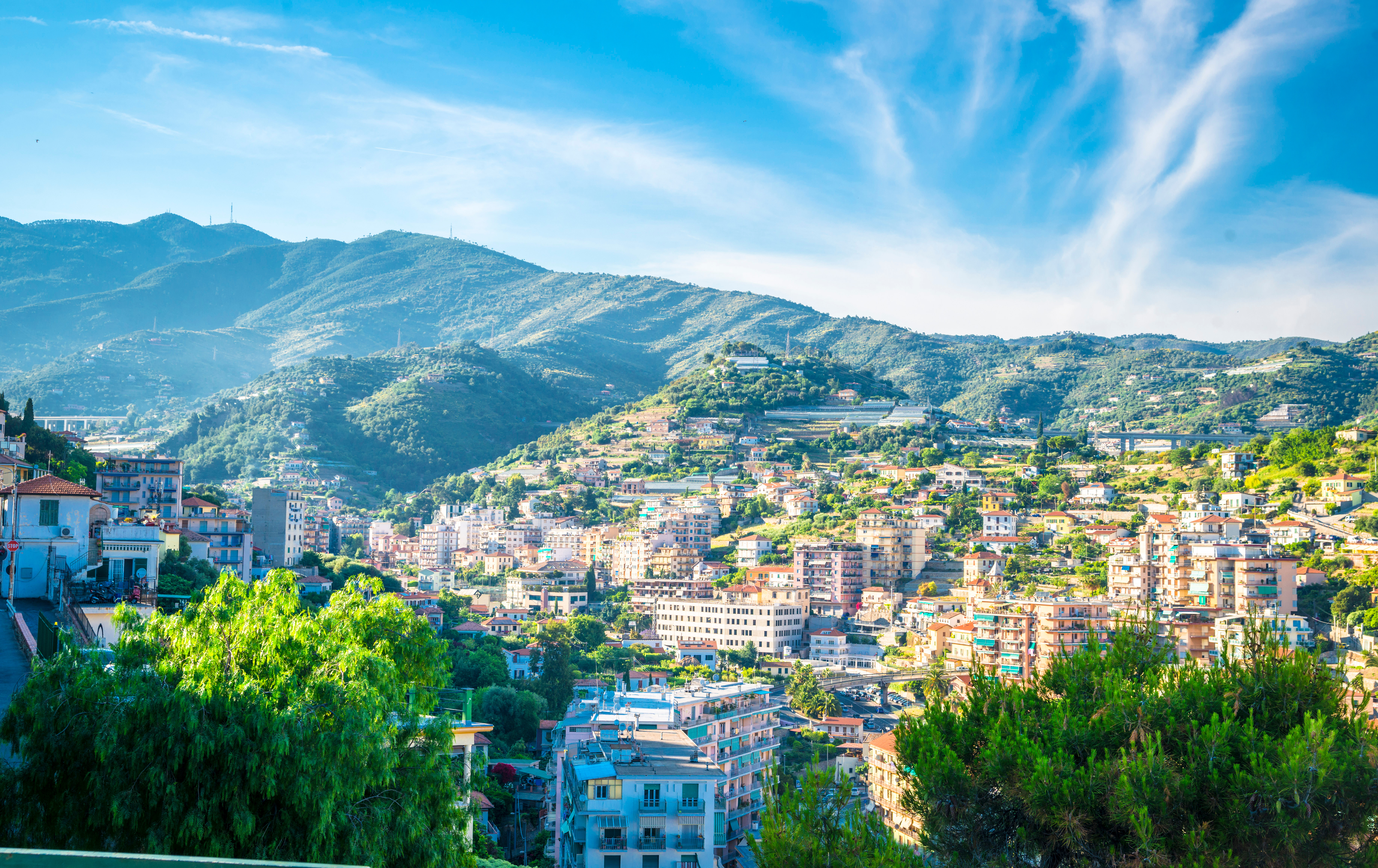 Panoramaudsigt over Sanremo i Italien med historiske bygninger på bjergsiderne ved den smukke middelhavskyst