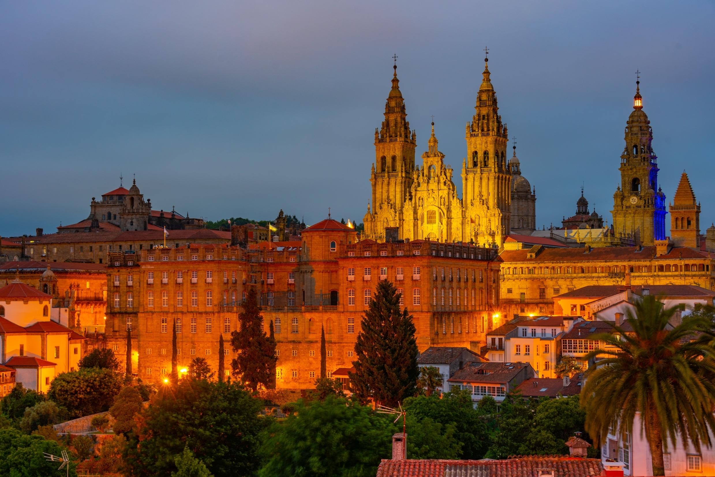 Santiago de Compostela pilgrimsby med oplyst katedral og barokke tårne fotograferet ved aftentide i Spanien