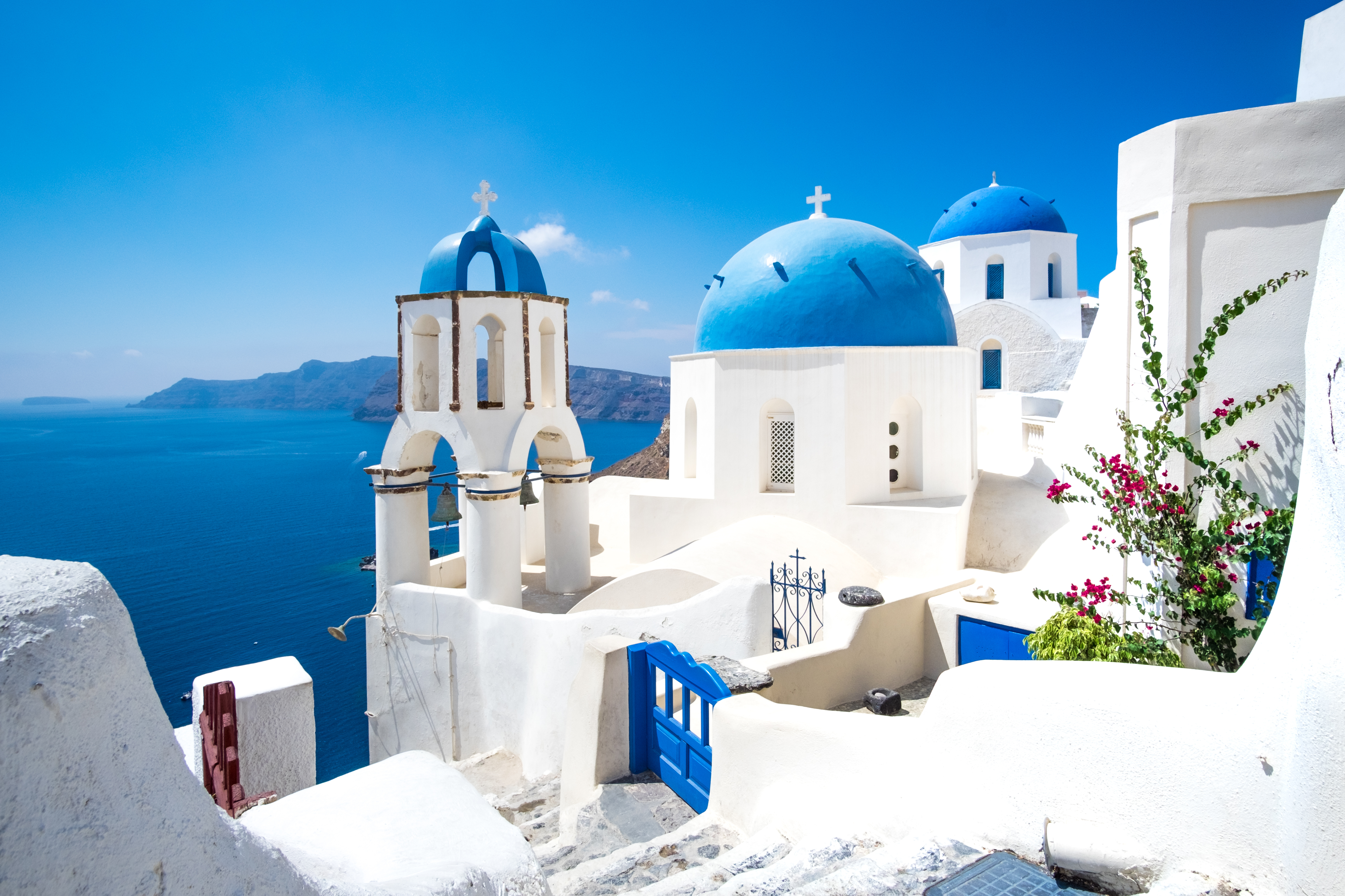 Karakteristisk arkitektur med hvide huse og blå kupler på Santorini