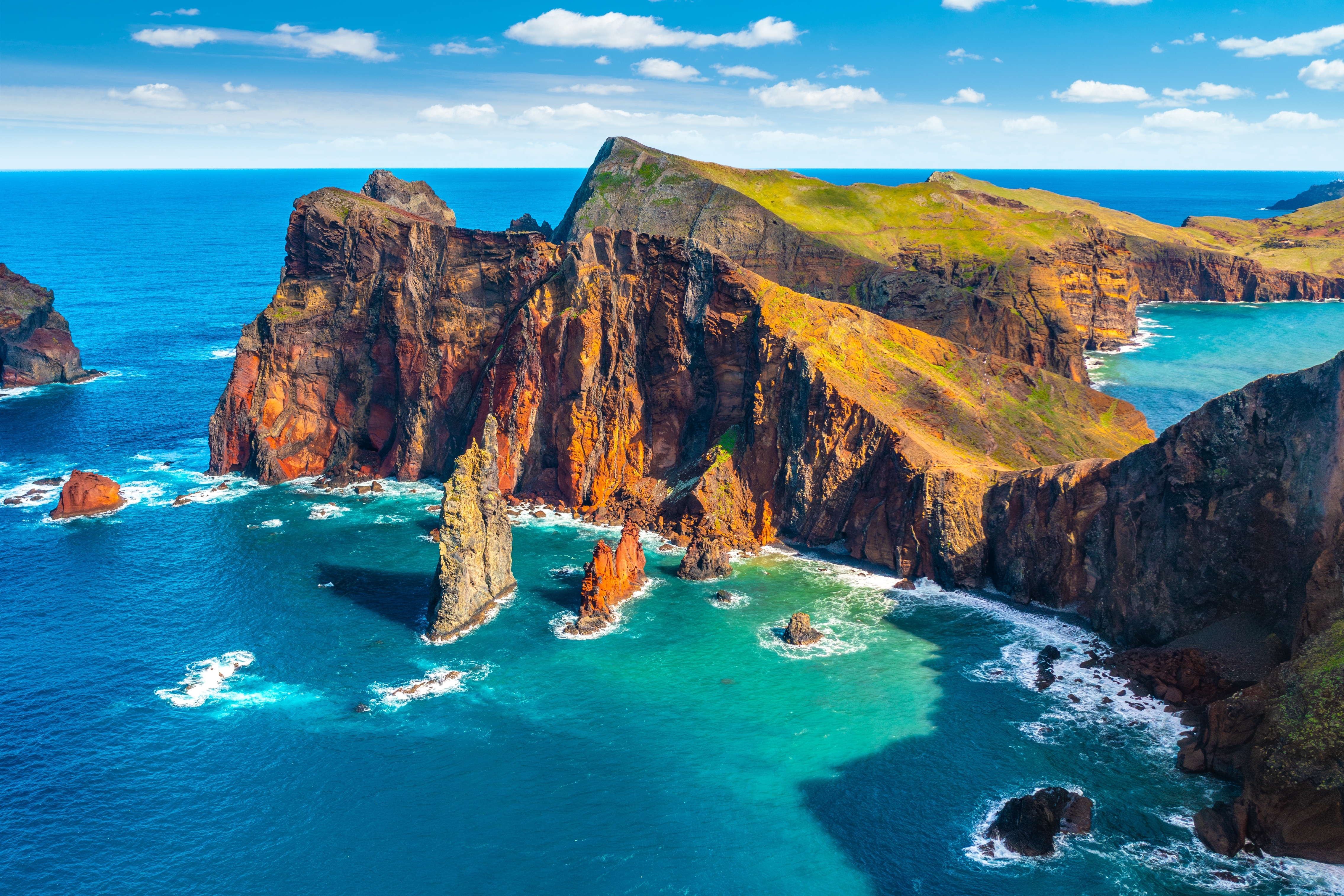 Fuglefoto af den spektakulære Ponta de São Lourenço halvø på Madeira med dramatiske vulkanske klipper og turkist havvand