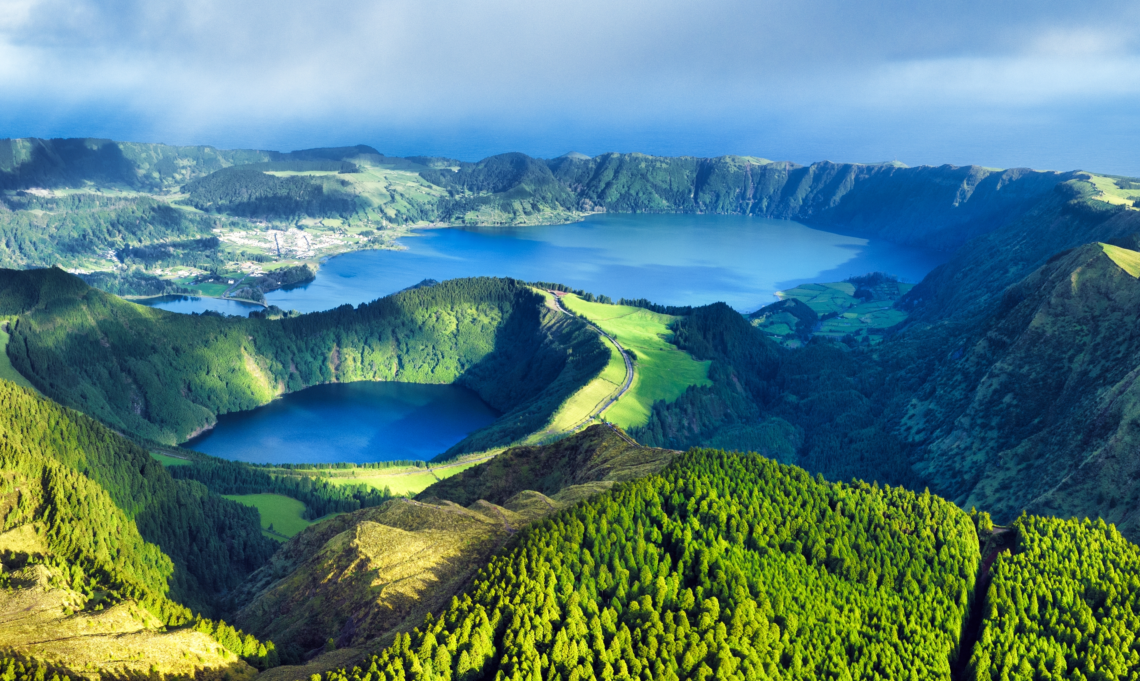 Majestætisk fugleperspektiv over Sete Cidades' vulkanske krattersøer og det frodige grønne landskab på Azorerne, Portugal