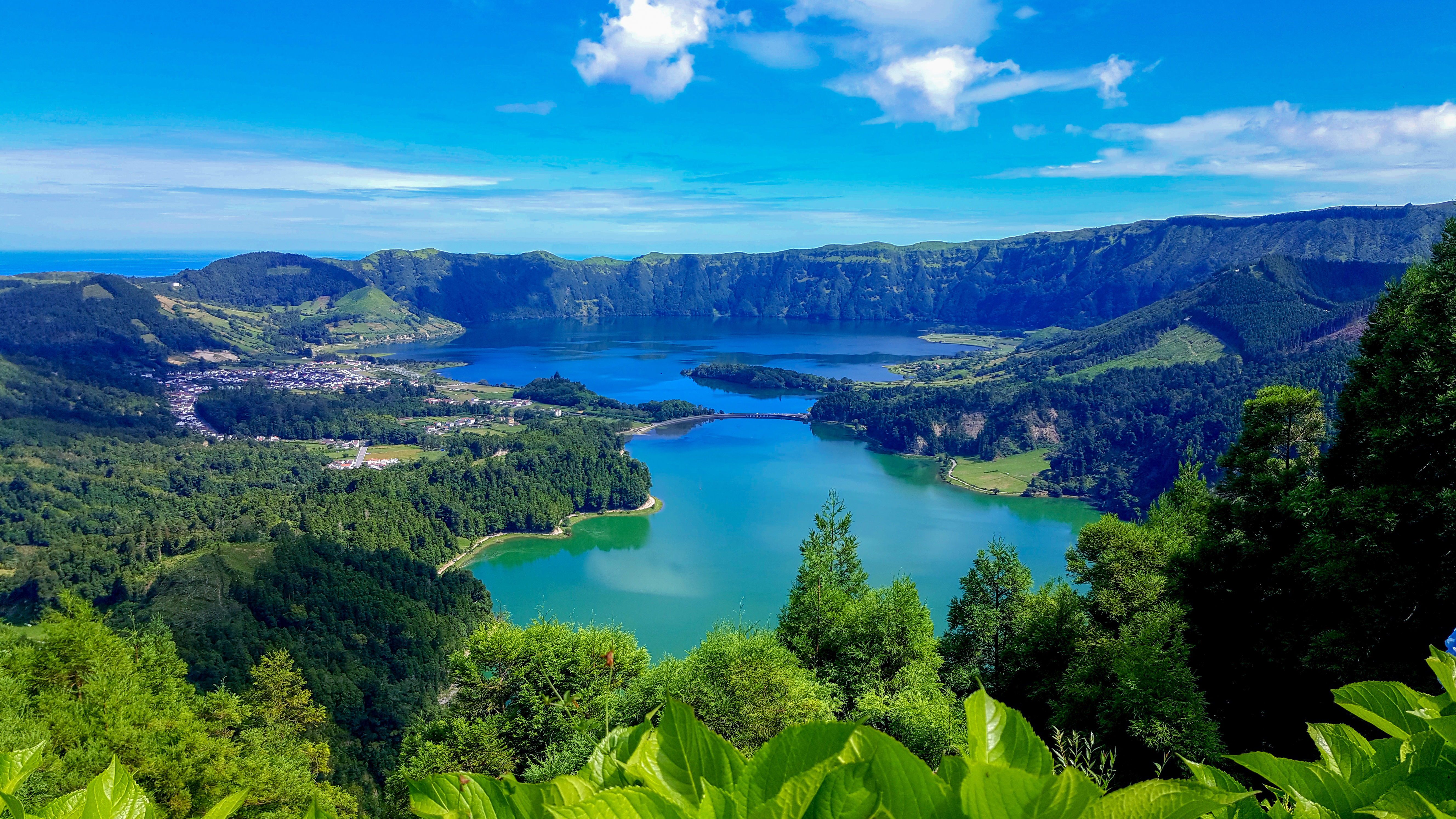 Naturskoen udsigt over Sete Cidades kratersoe på São Miguel med frodig groen vegetation