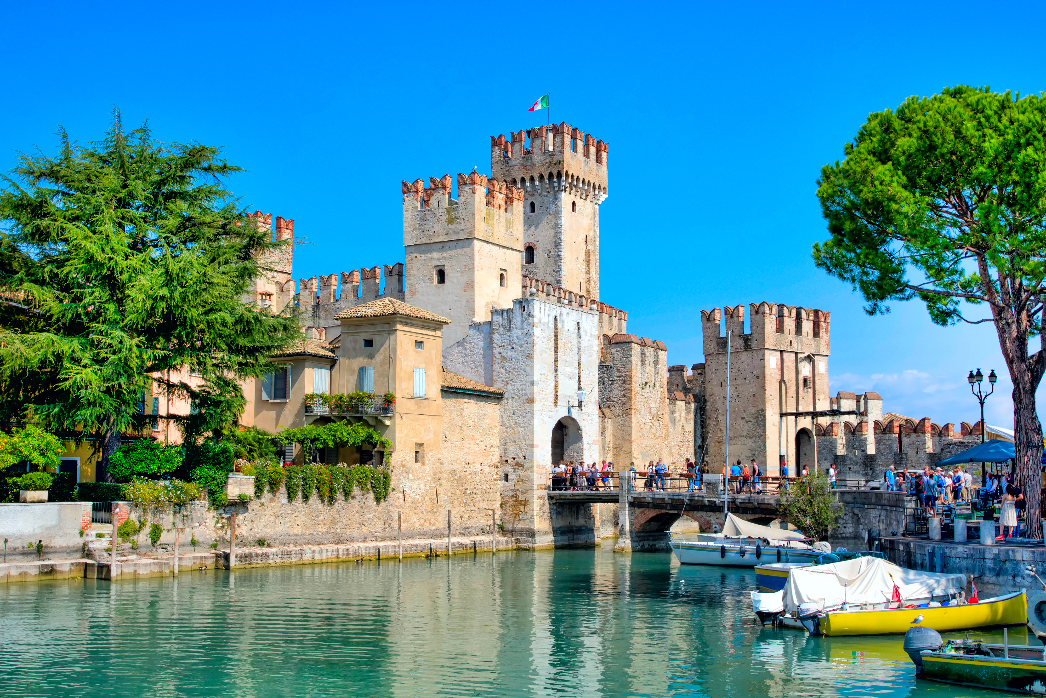 Scaliger slot ved Gardasøen med karakteristiske tårne og havn i det historiske Sirmione