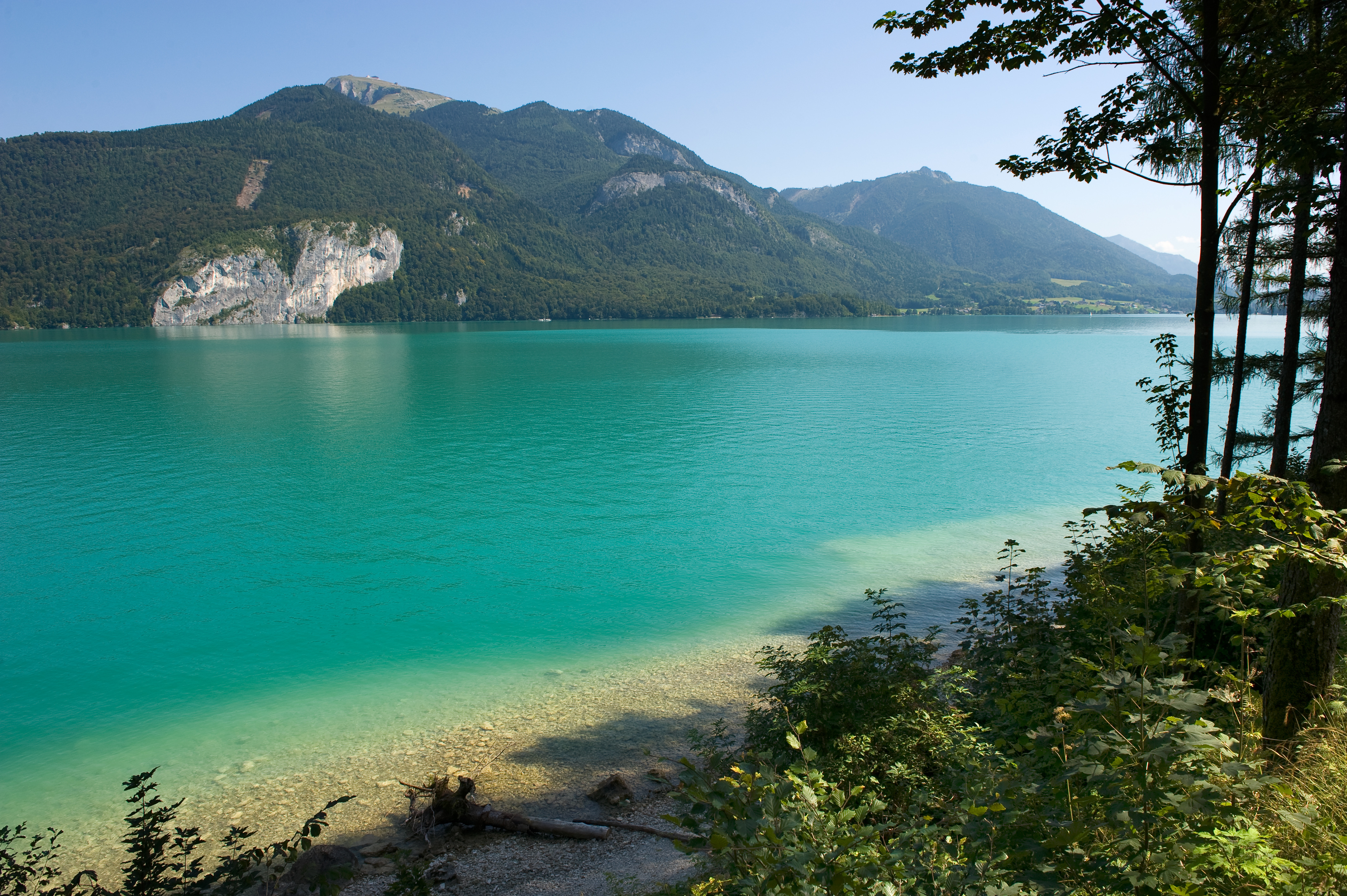 Fantastisk panorama over Wolfgangsee fra Schafberg med turkise alpine sø og bjerglandskab