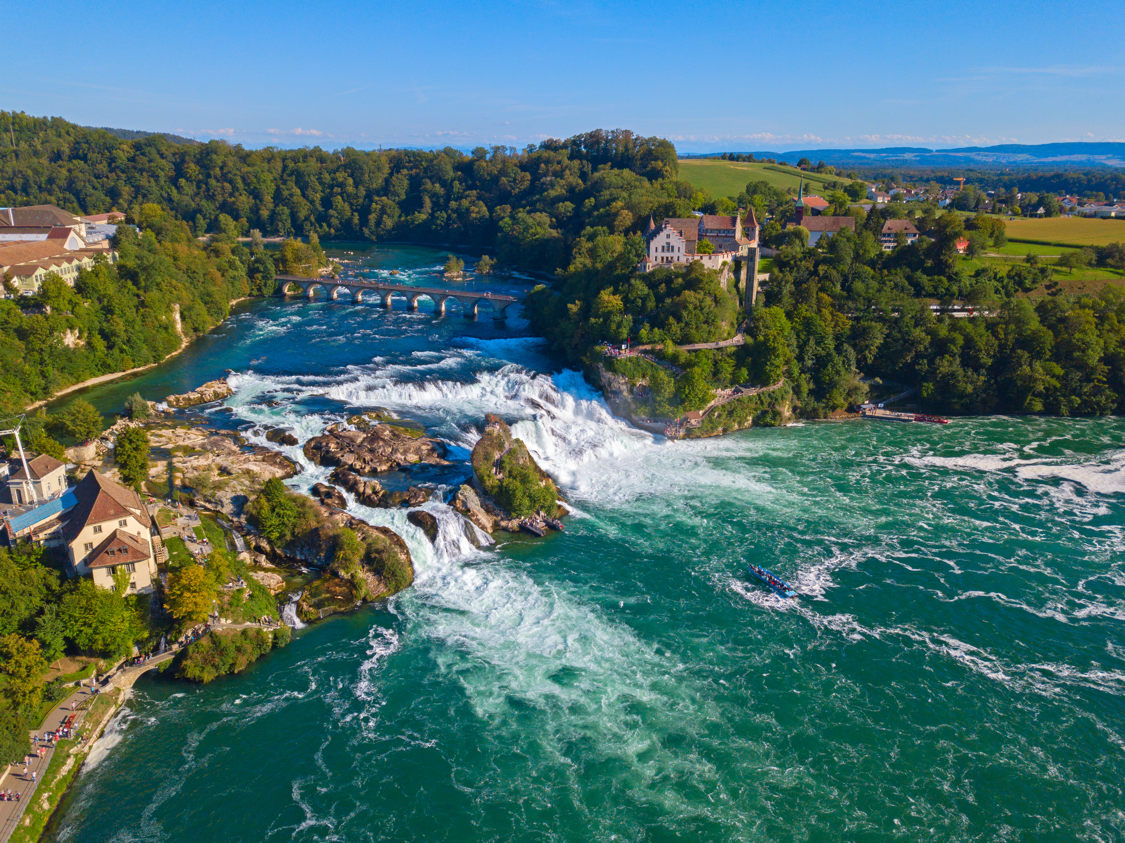 Luftfoto af Rhinfaldene vandfald ved Schaffhausen i det naturskønne Schweiz