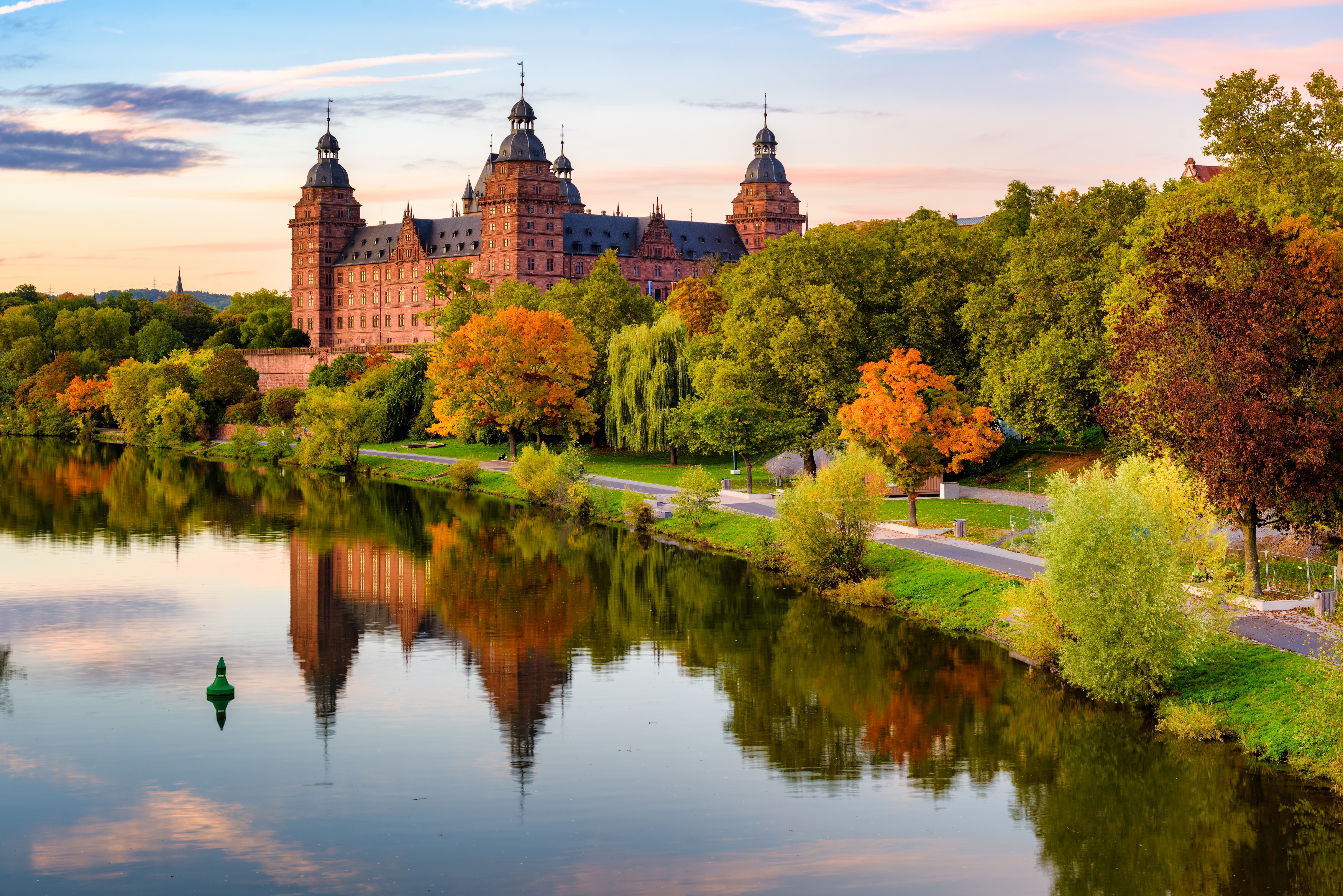 Majestætisk Schloss Johannisburg slot reflekteret i Main-floden under en smuk solnedgang i Aschaffenburg, Tyskland