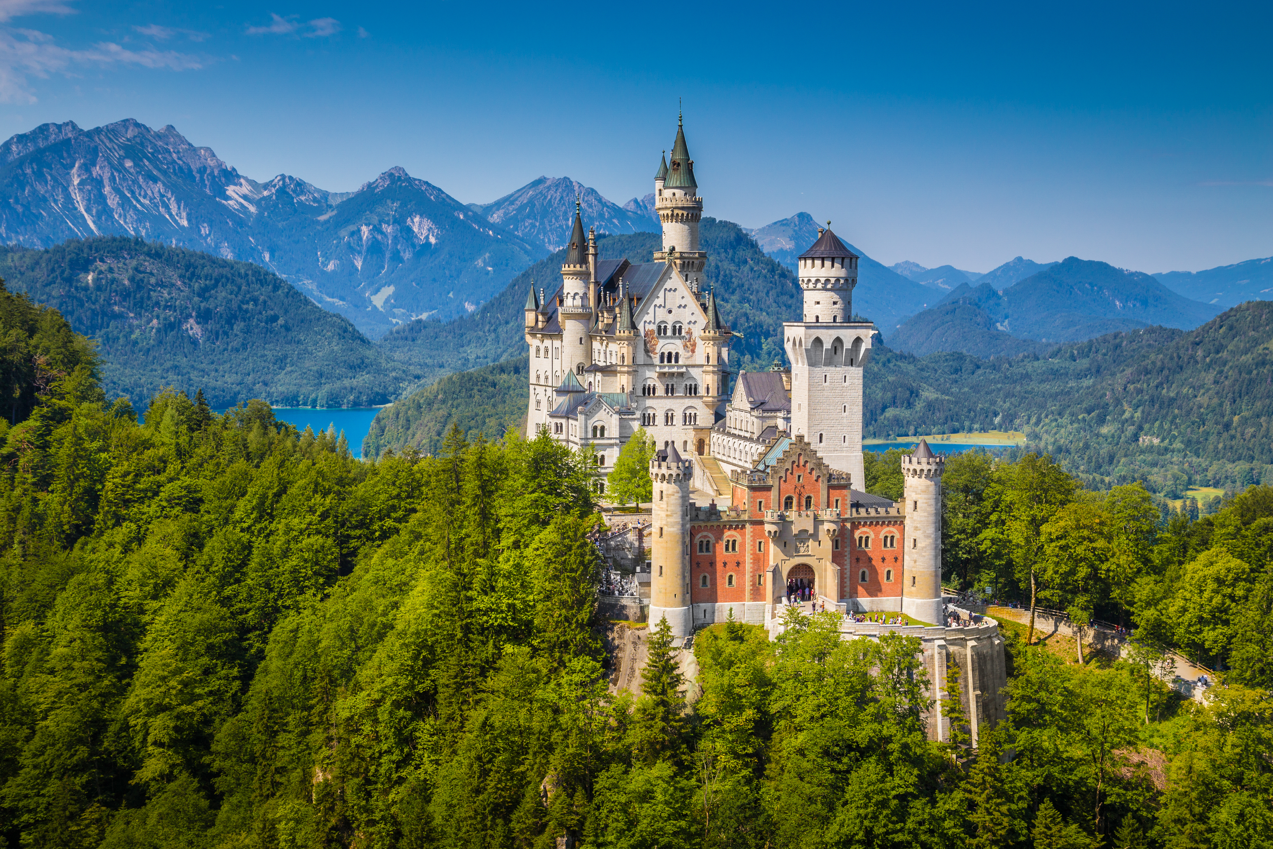 Imponerende udsigt over det romantiske Neuschwanstein Slot fra 1800-tallet, bygget for Kong Ludwig II på en klippe i de bayerske alper, Tyskland