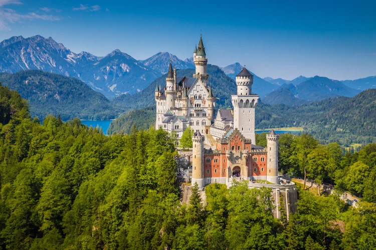 Imponerende udsigt over det romantiske Neuschwanstein Slot fra 1800-tallet, bygget for Kong Ludwig II på en klippe i de bayerske alper, Tyskland
