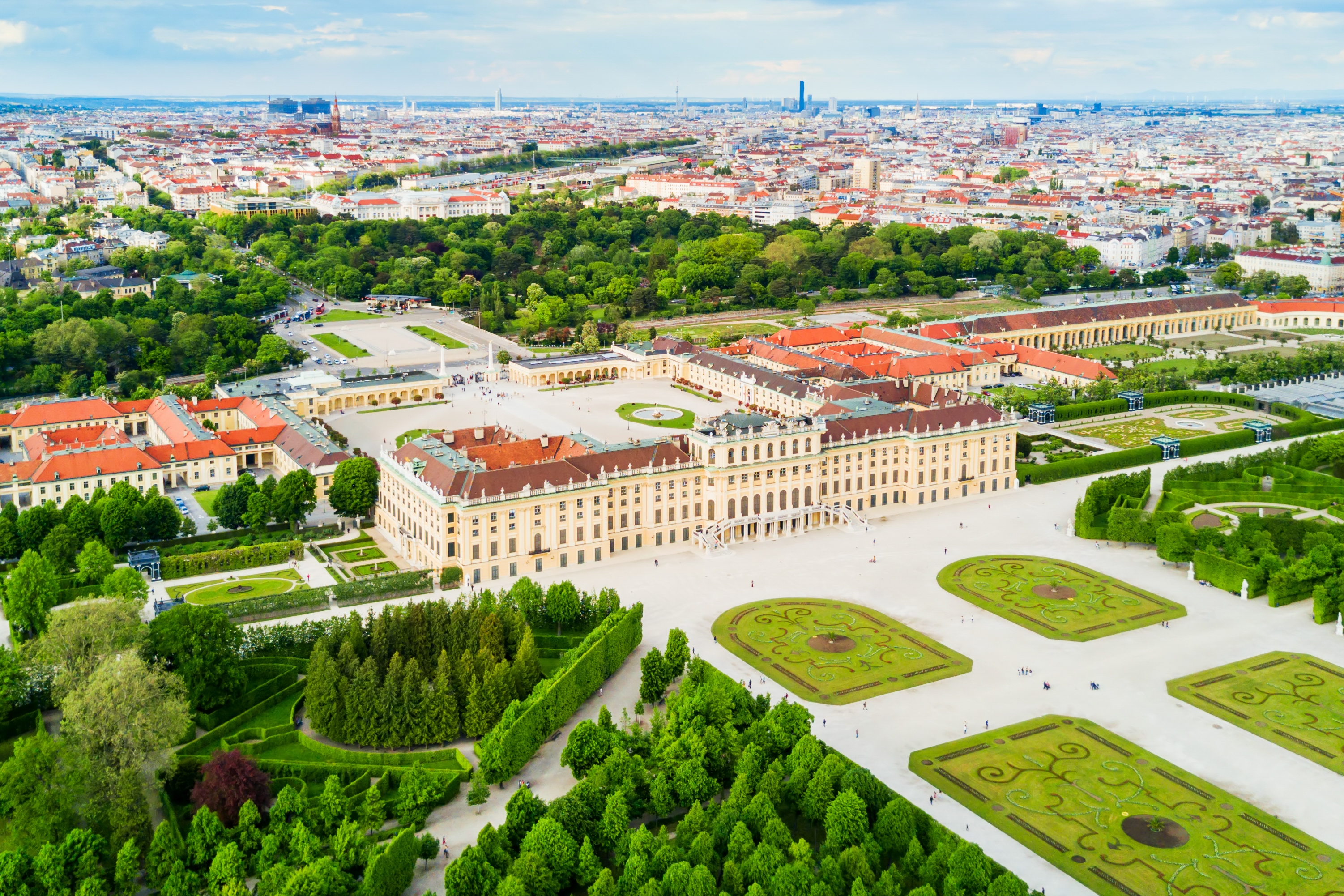 Panoramaudsigt over Schönbrunn Slot og Wien fra oven i Østrig