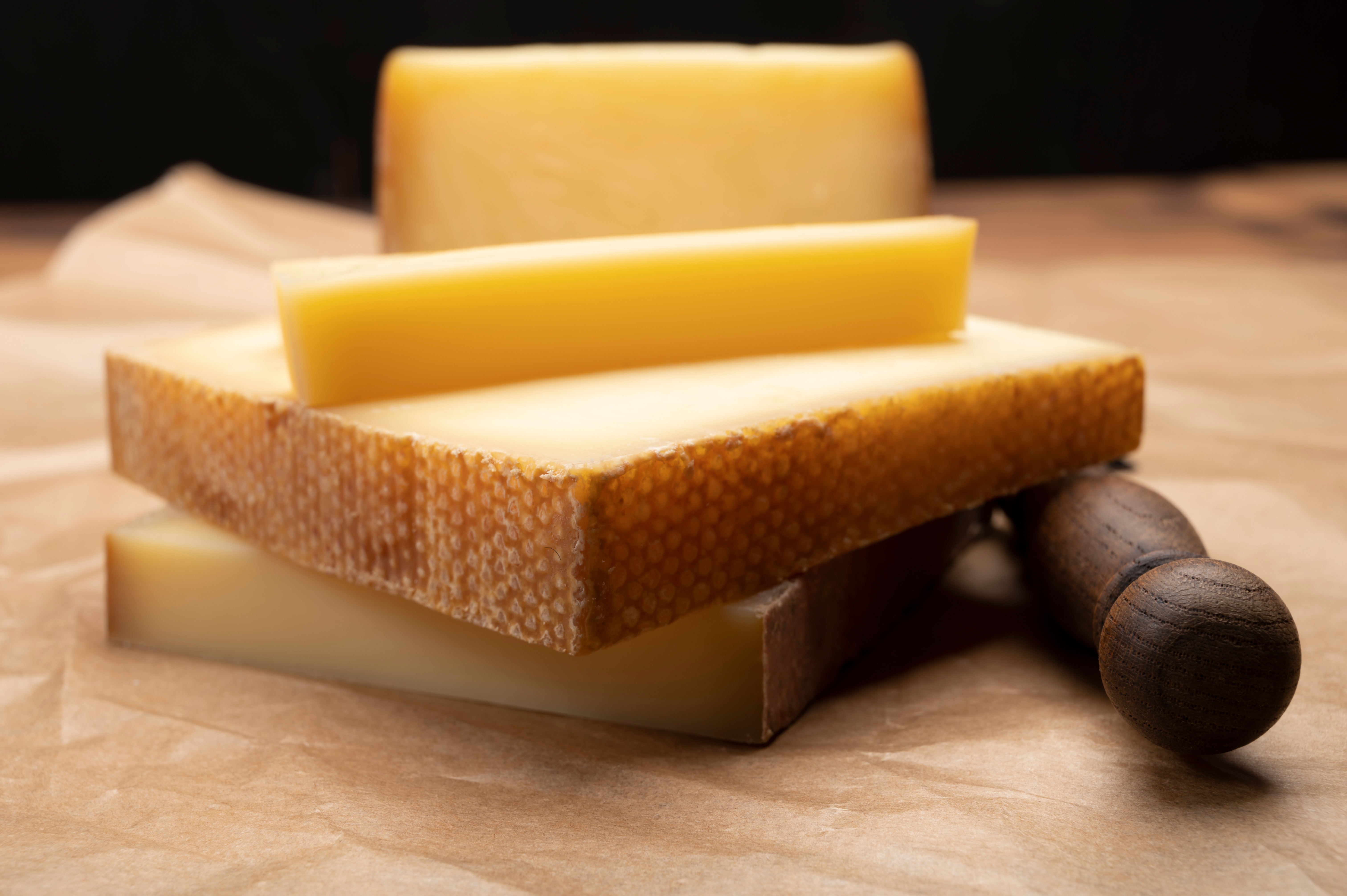 Gastronomisk udvalg af schweizisk Gruyère ost fra Alperne med smagfuld naturlig skorpe