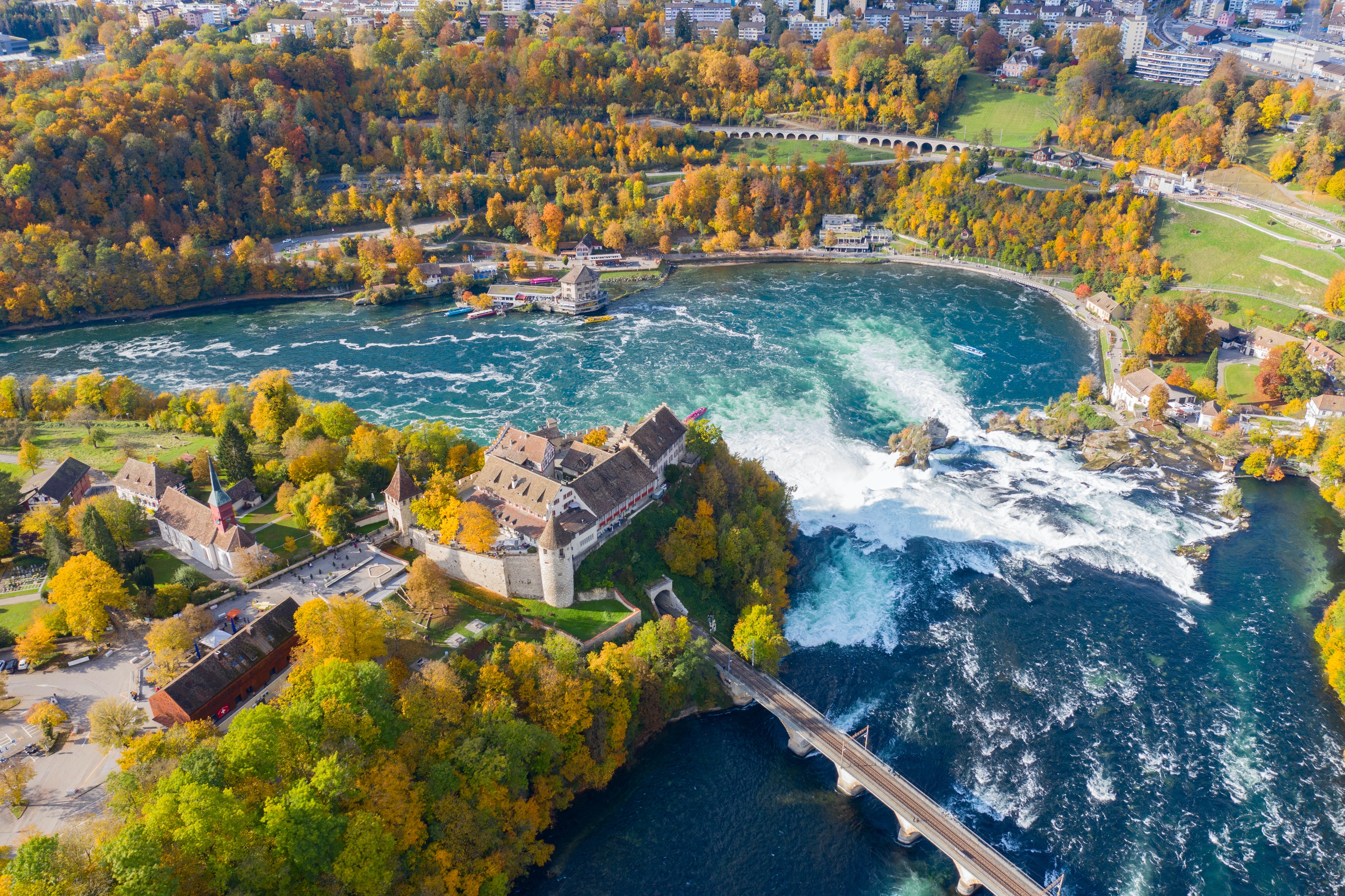Fugleperspektiv over de majestetiske Rhinfald nær Schaffhausen i Schweiz med Laufen Slot og efterårsfarvede træer
