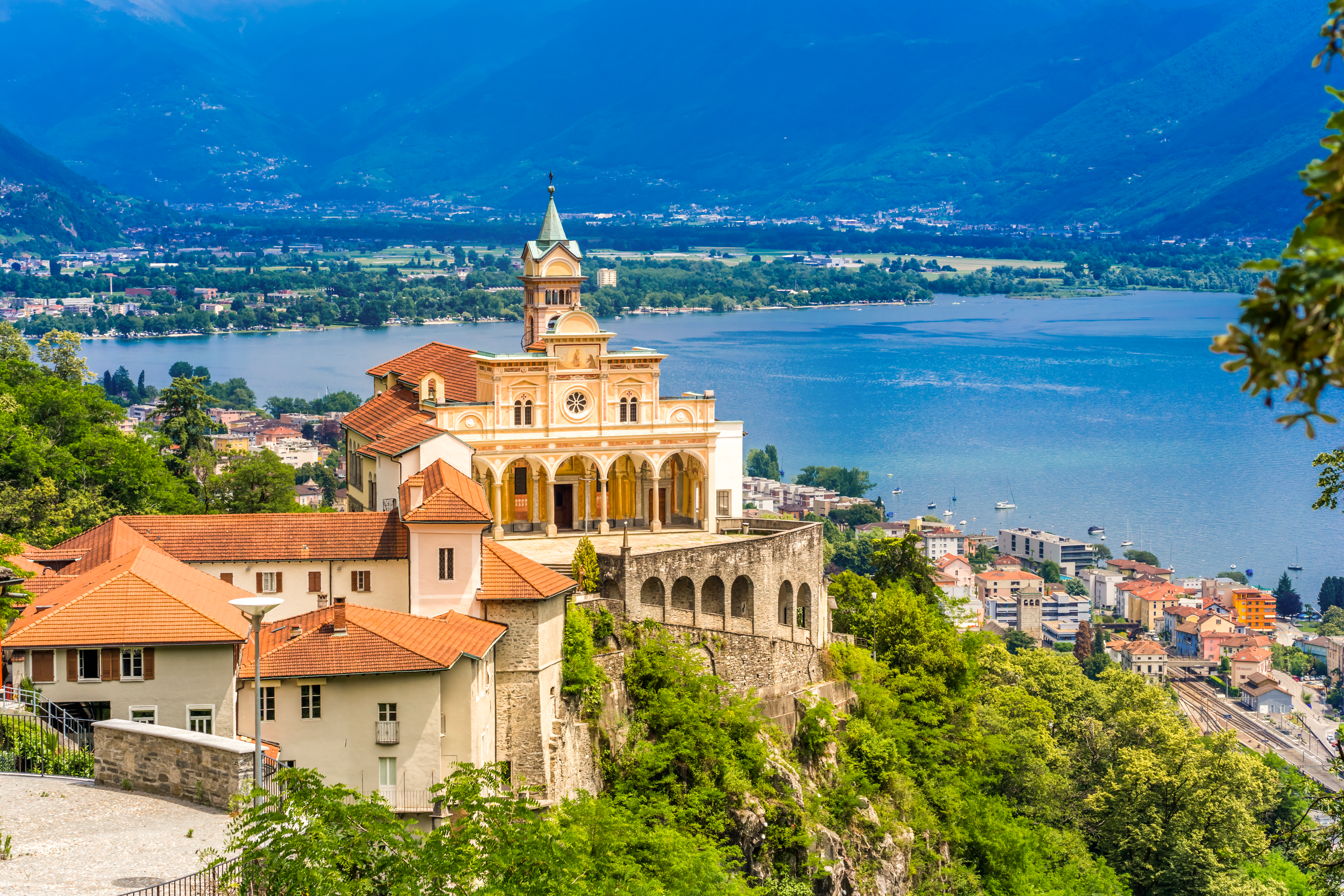 Idyllisk panorama over Madonna del Sasso valfartskirke med udsigt til Locarno by og Lago Maggiore i Schweiz