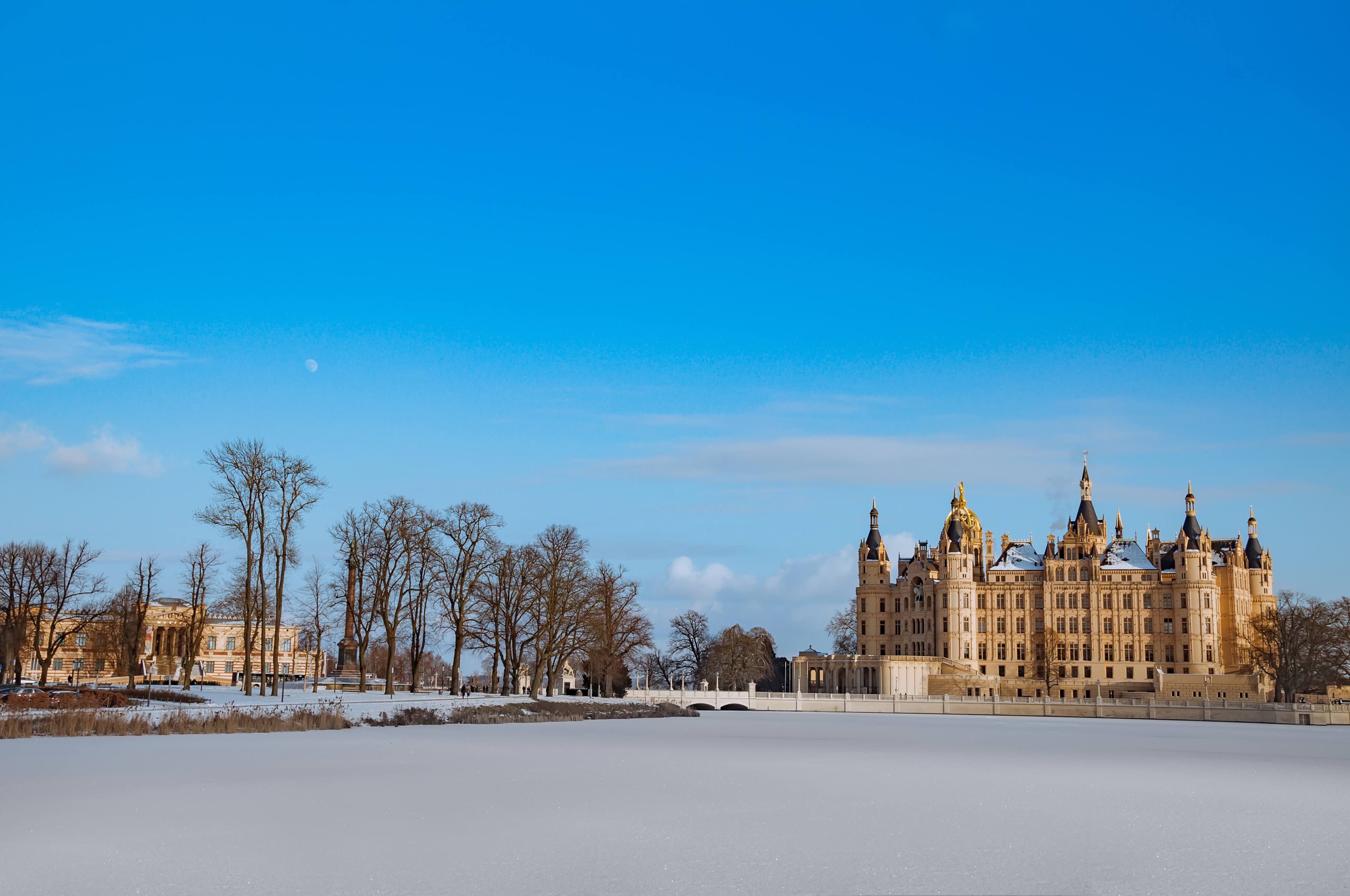Schwerin Slot ved frossen sø om vinteren i Tyskland