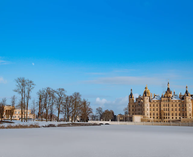 Schwerin Slot ved frossen sø om vinteren i Tyskland