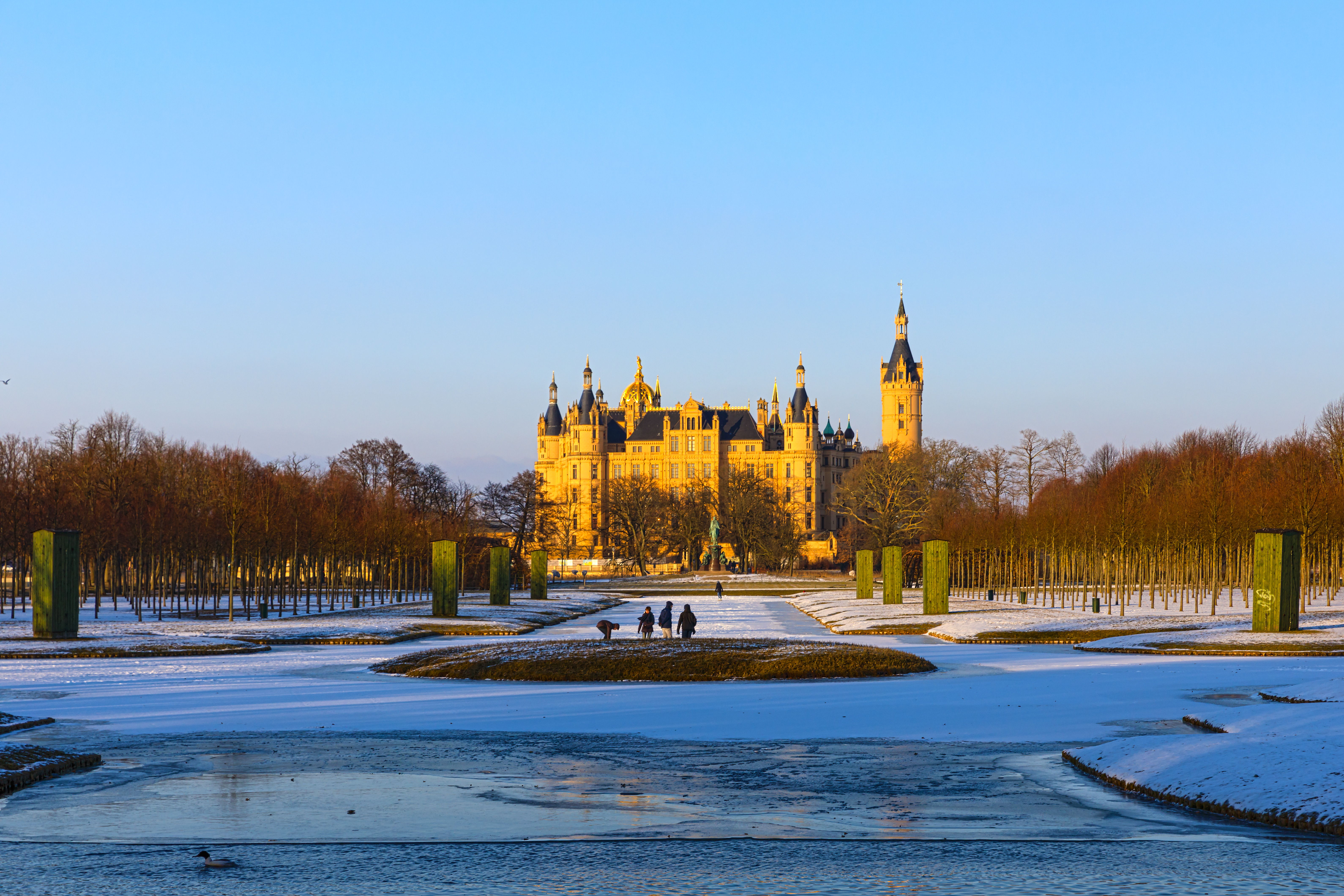 Schwerin Slot om vinteren med snedækkede haver og frossen sø i Tyskland