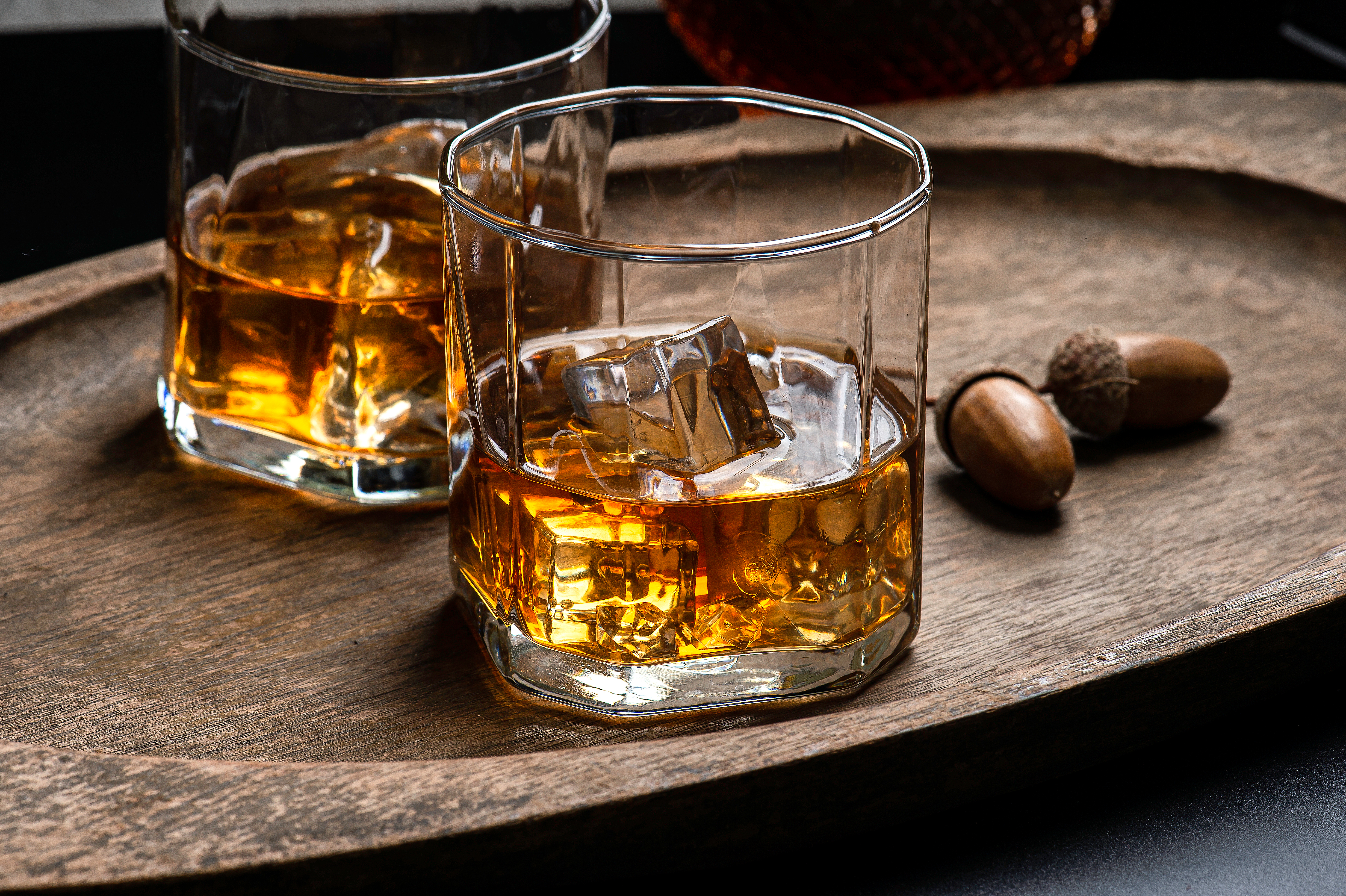 Scotch whiskey på træplank under luksus rejseoplevelse
