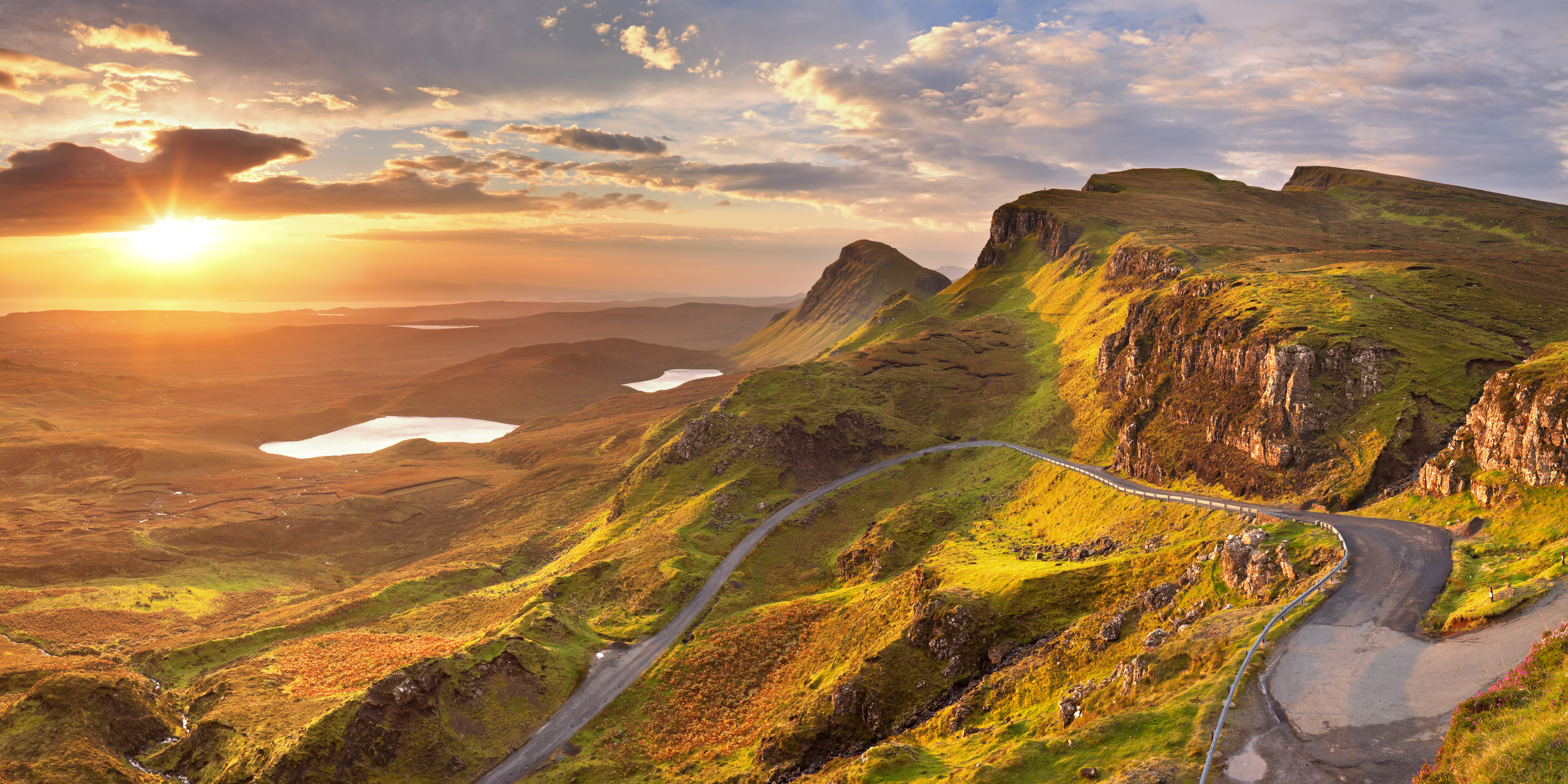 Roadtrip gennem Skotlands Highlands med dramatisk solnedgang og imponerende bjergkæder