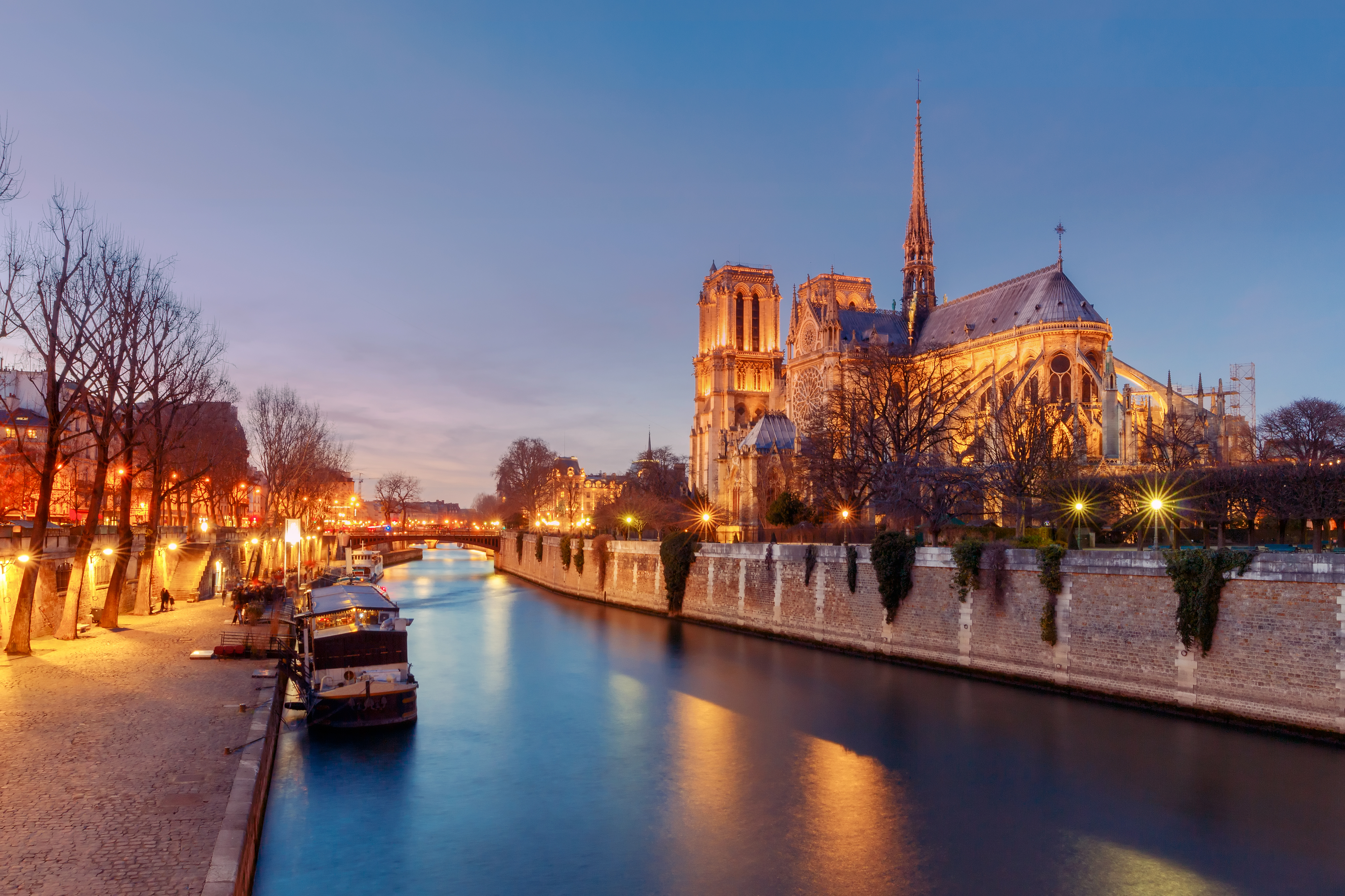 Panoramaudsigt over Notre Dame og Seine floden ved solnedgang i Paris