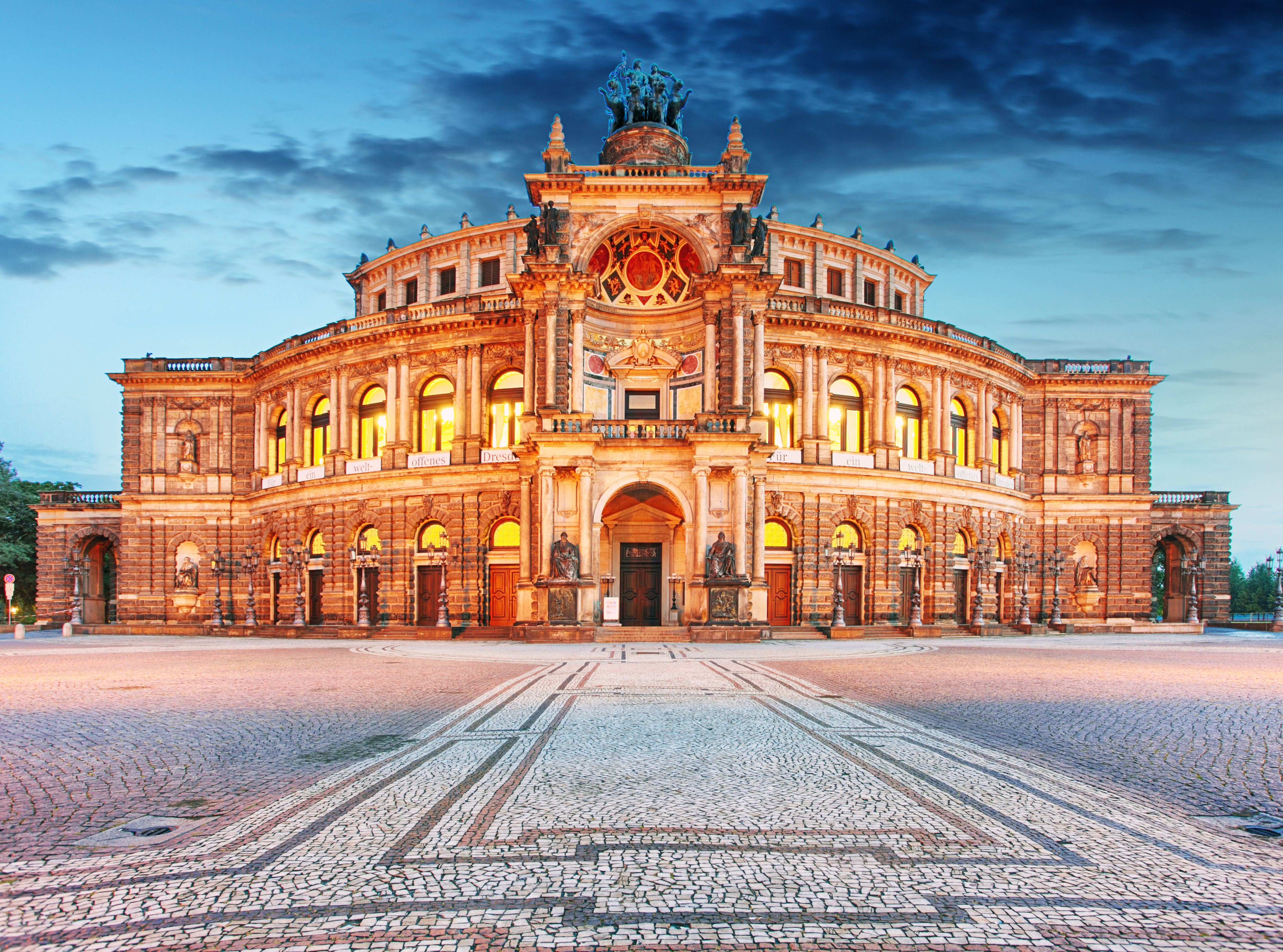 Semperoper i Dresden Sachsen oplyst om aftenen - populær turistattraktion
