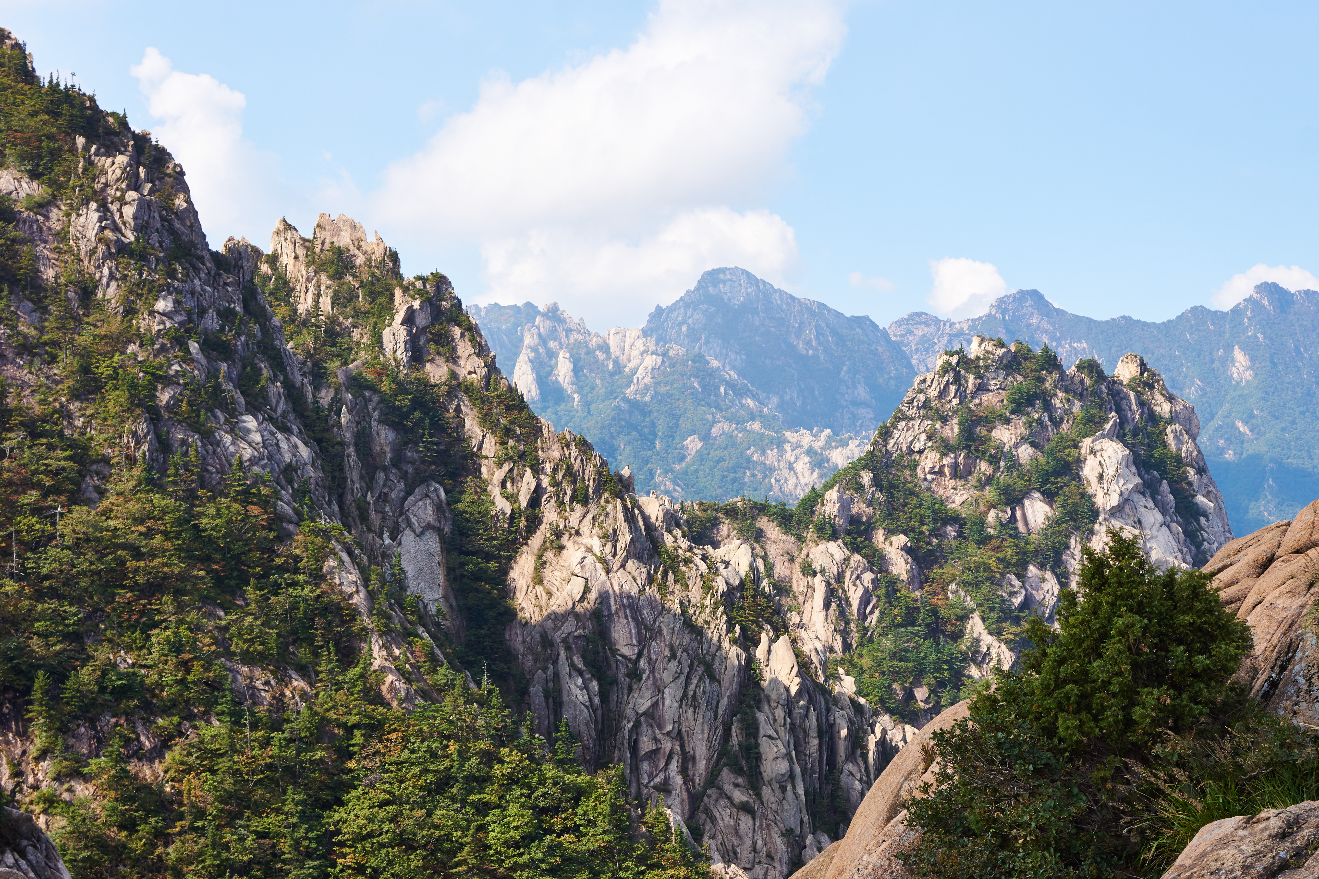 Fascinerende granitlandskab på toppen af Seoraksan-bjerget i Sydkorea, hvor rejsende oplever den spektakulære natur i Taebaek-bjergkæden