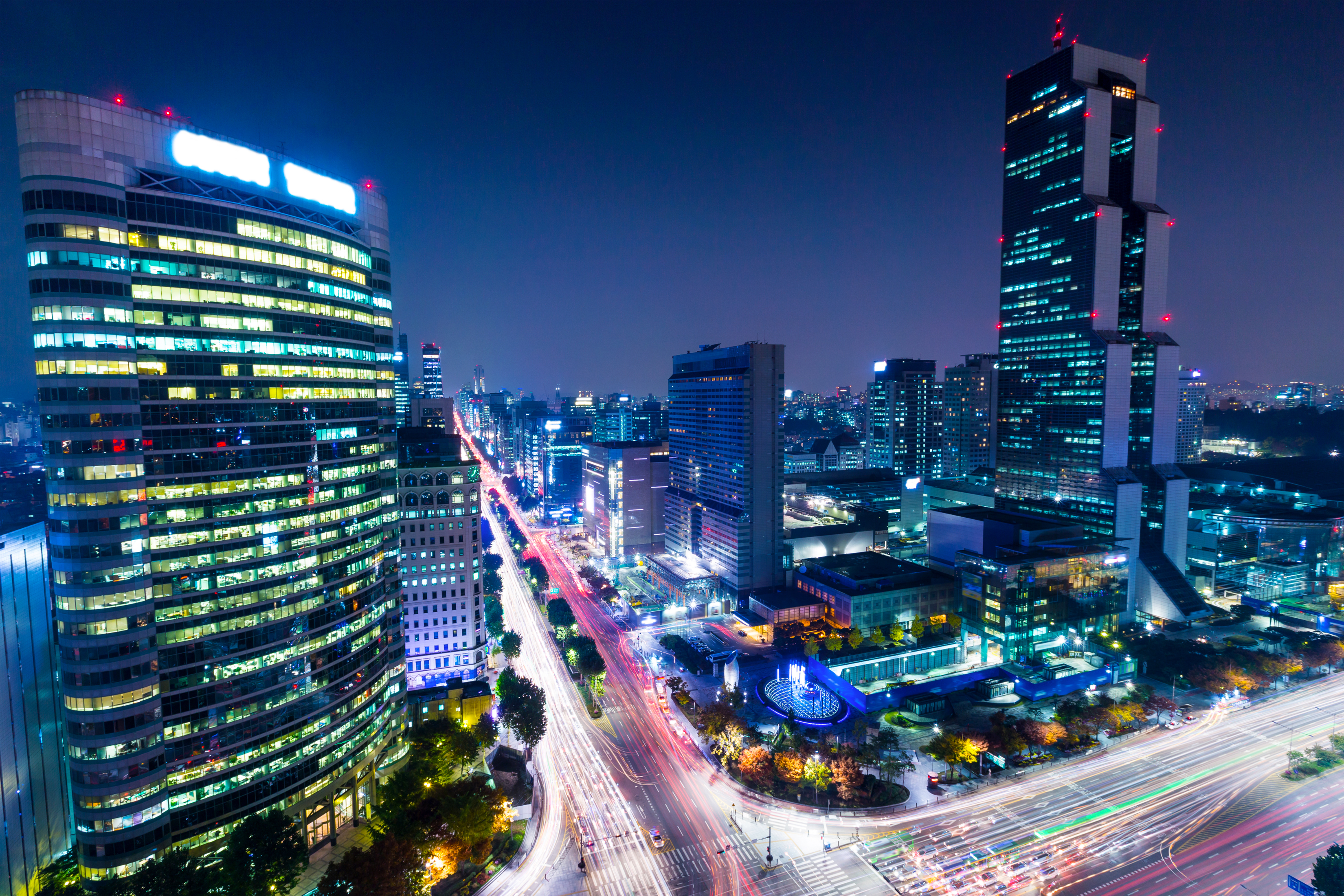 Fascinerende natlig udsigt over Gangnam-distriktet i Seoul med lysende skyskrabere, urbant landskab og trafikårer i Sydkoreas pulserende hovedstad