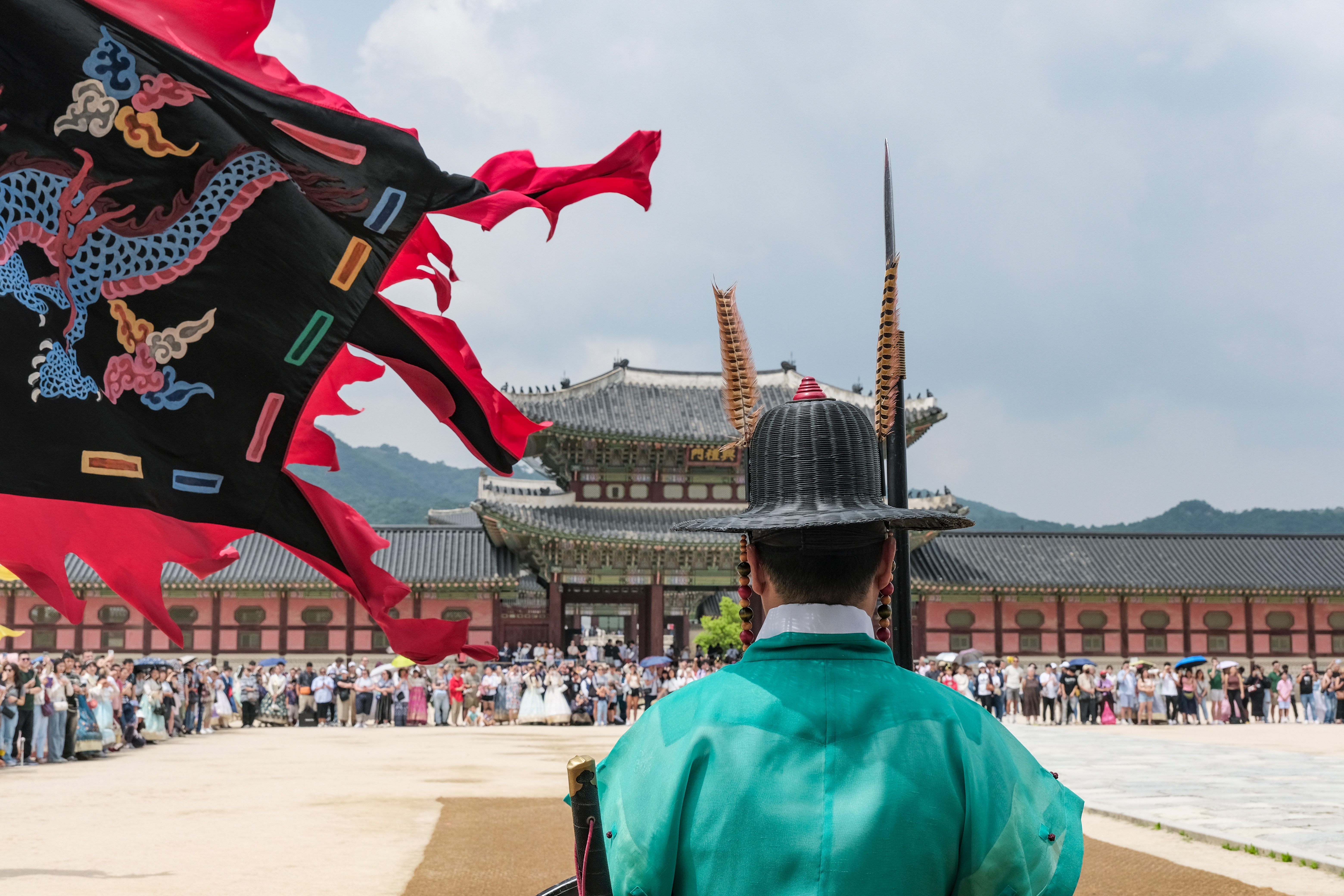 Kulturel oplevelse ved det historiske Gyeongbokgung-palads i Seoul med traditionel vagtskifte-ceremoni i farverige dragter fra Joseon-dynastiet