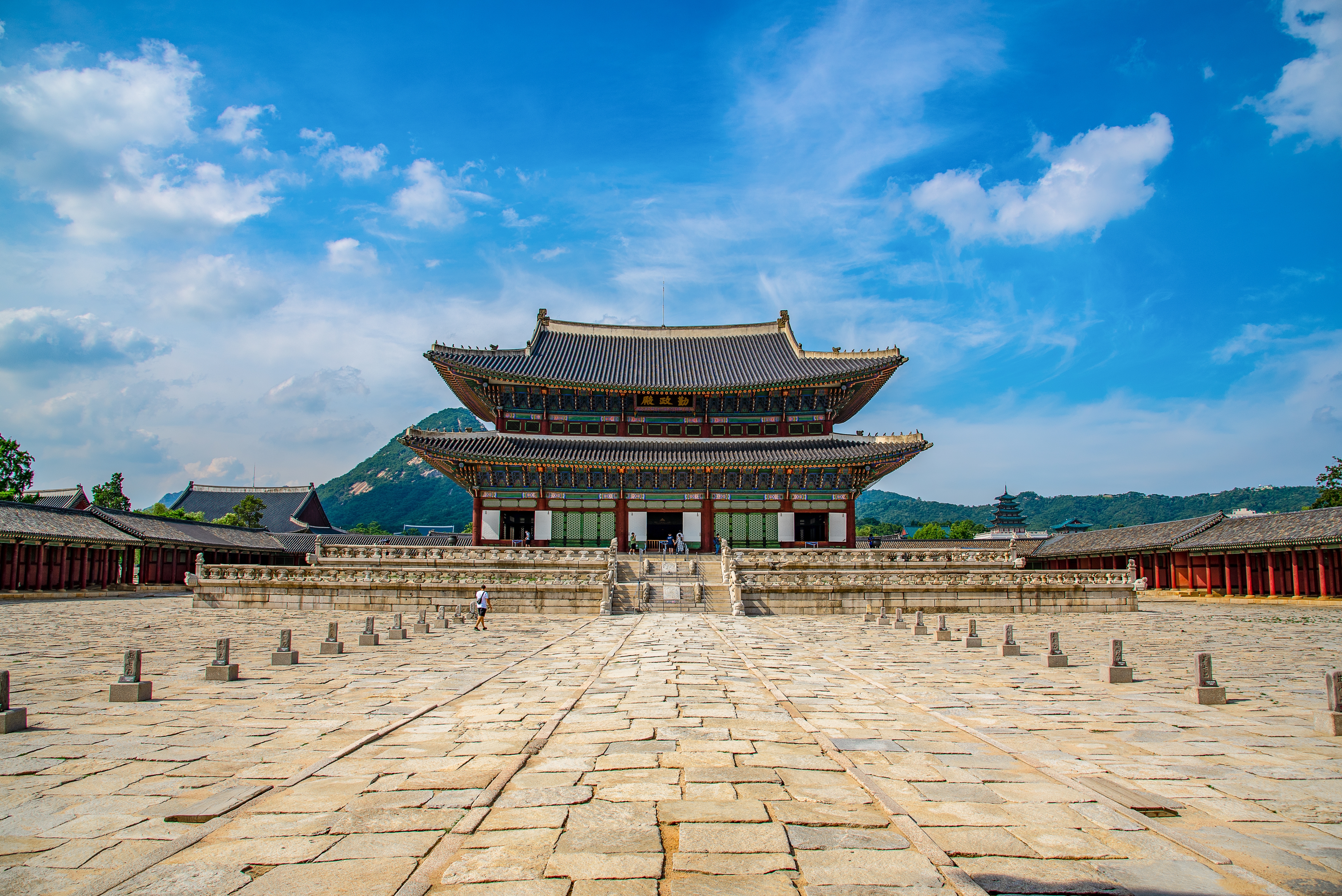 Gyeongbokgung-paladset i Seoul, Sydkorea, med traditionel koreansk bygningsarkitektur og stor åben gårdsplads om sommeren