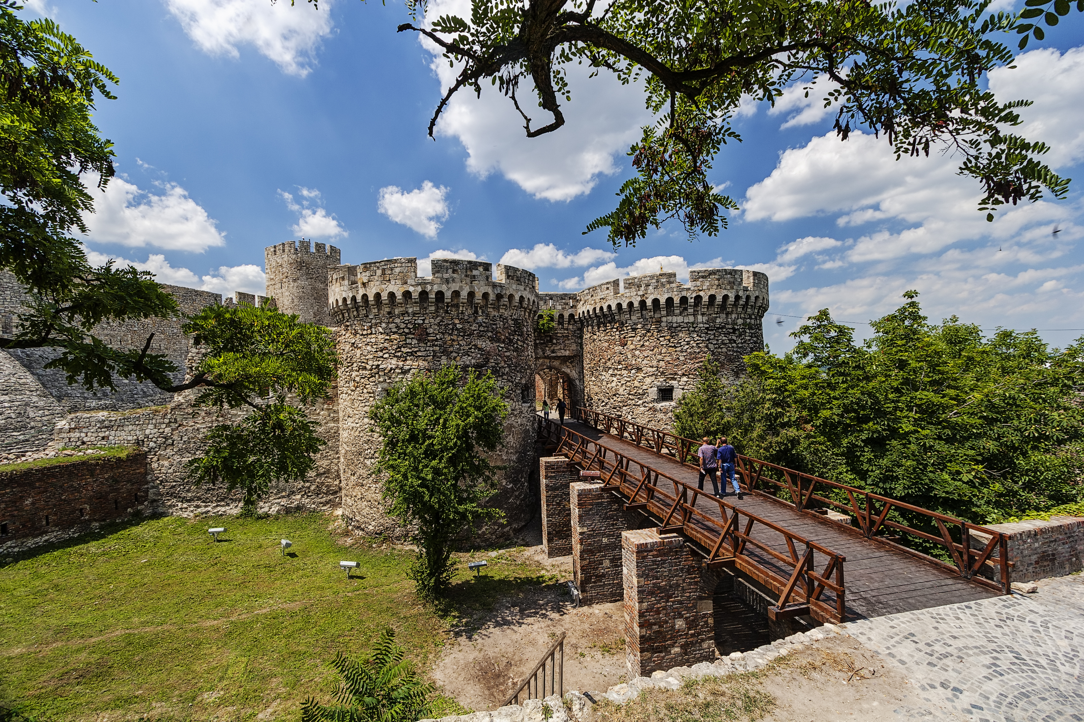 Middelalderlig serbisk fæstning med klassisk arkitektur og groen park i Belgrad