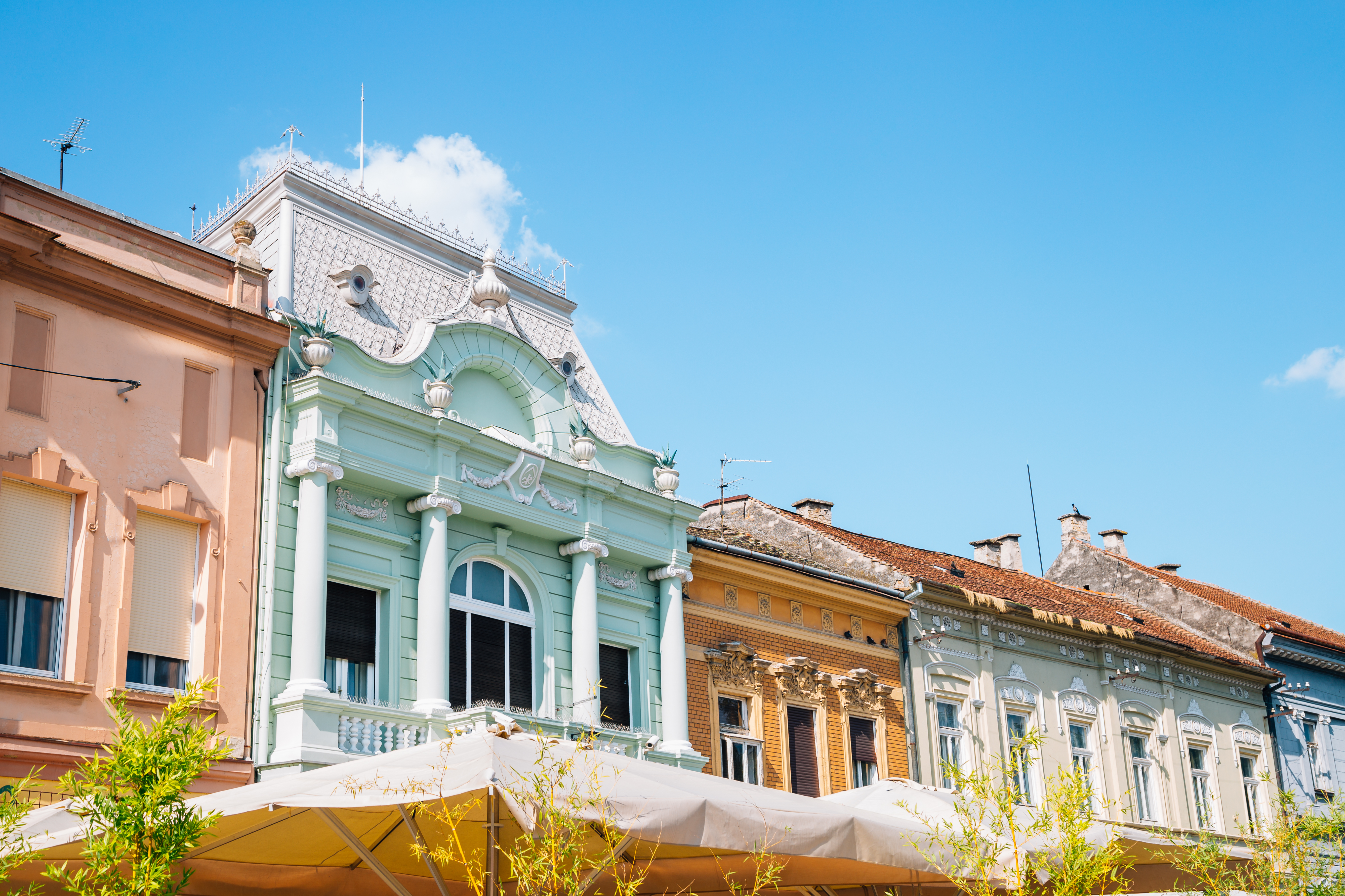 Pittoresk gade med traditionelle bygninger i Novi Sad Serbien