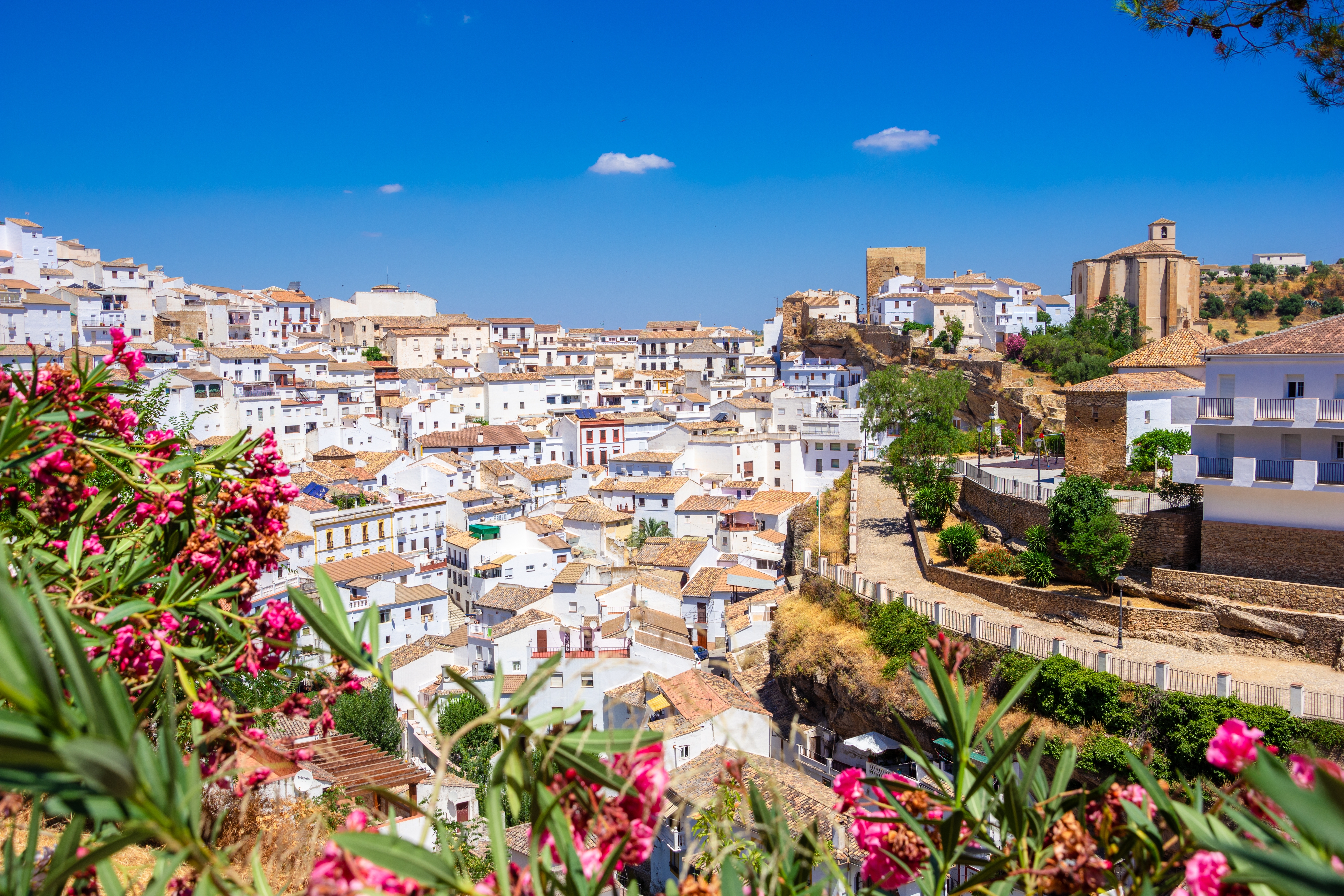 Den berømte hvide landsby Setenil de las Bodegas i det sydlige Spanien med blomstrende vegetation