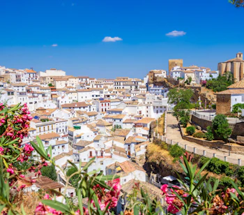 Den berømte hvide landsby Setenil de las Bodegas i det sydlige Spanien med blomstrende vegetation
