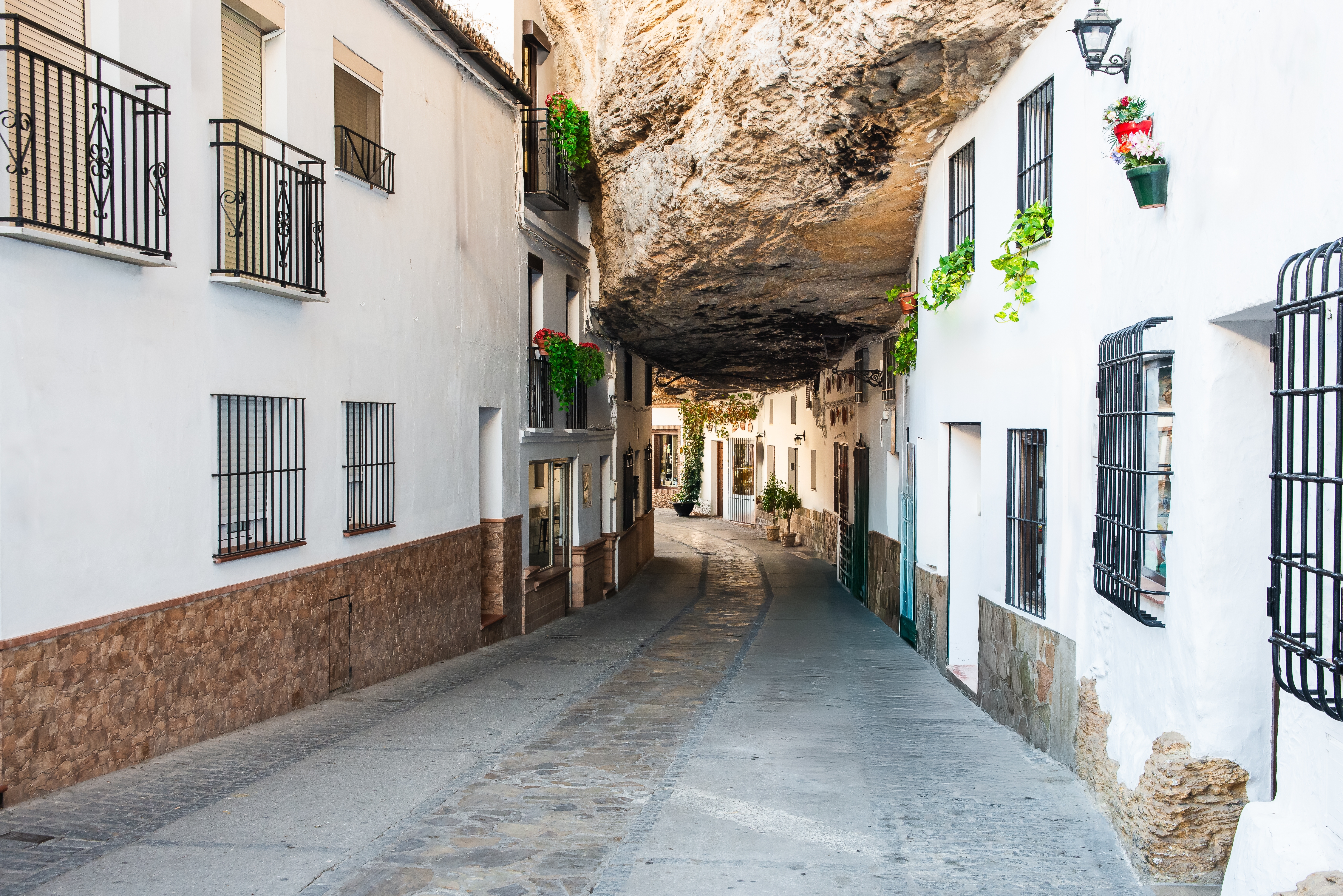 Malerisk smal gade i den unikke klippeby Setenil de las Bodegas i Cadiz-provinsen i det sydlige Spanien