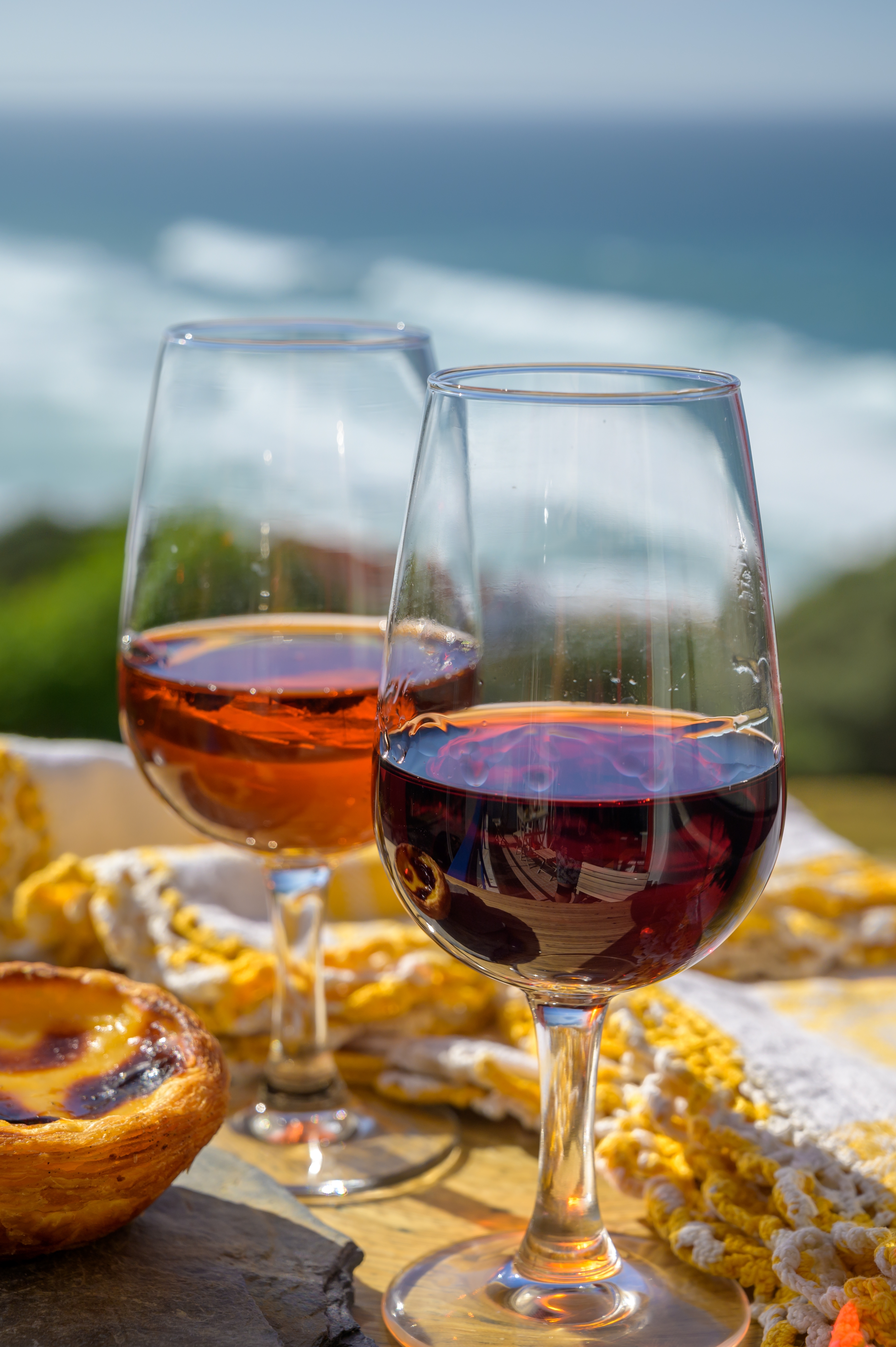Vin smagning med Moscatel de Setubal og Tawny Porto, med udsigt over Atlanterhavet nær Sintra, Portugal.