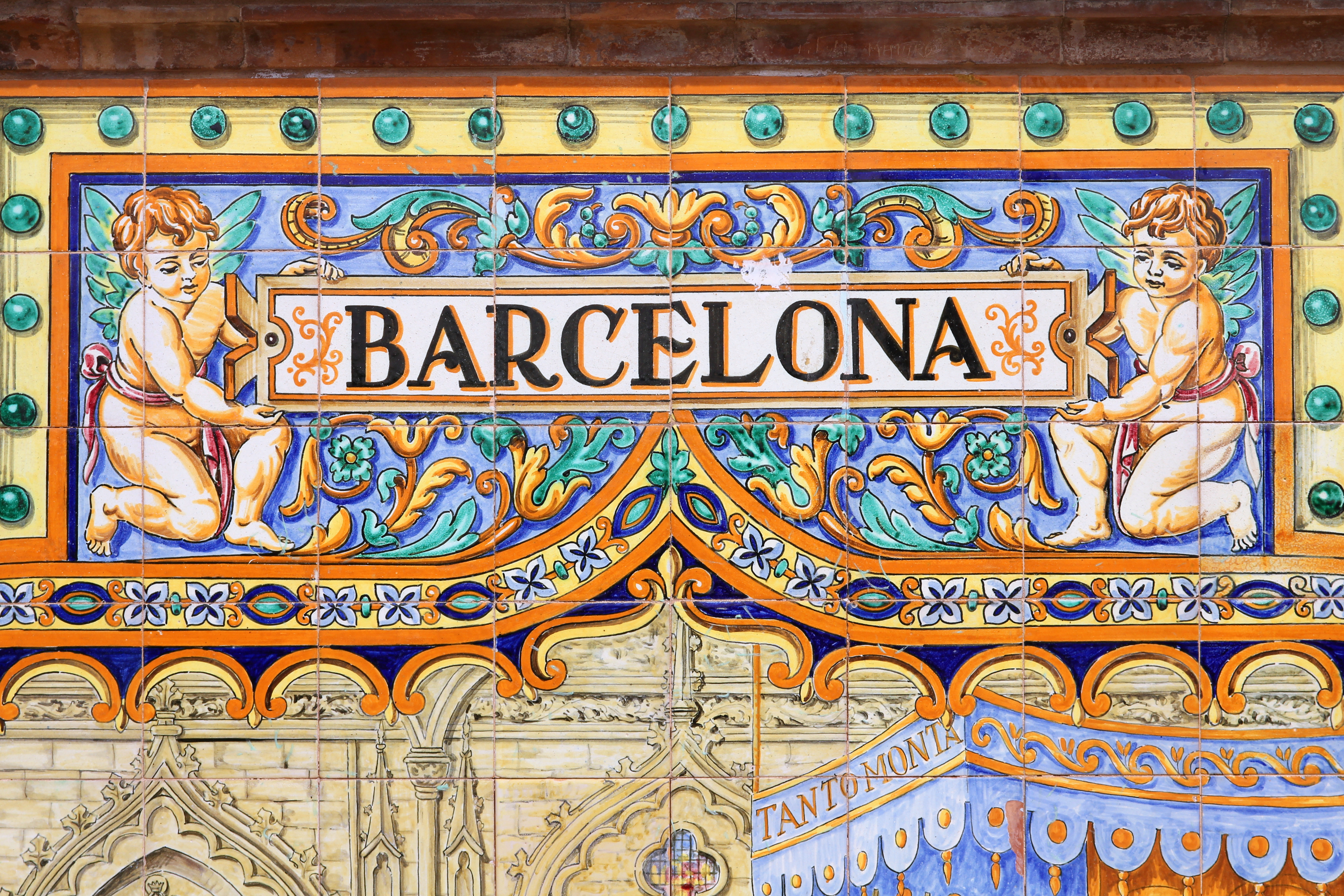 Ikonisk Barcelona-keramikflise med kunstneriske detaljer fra den storslåede Plaza de España i Sevilla, et must-see på rejsen til Andalusien
