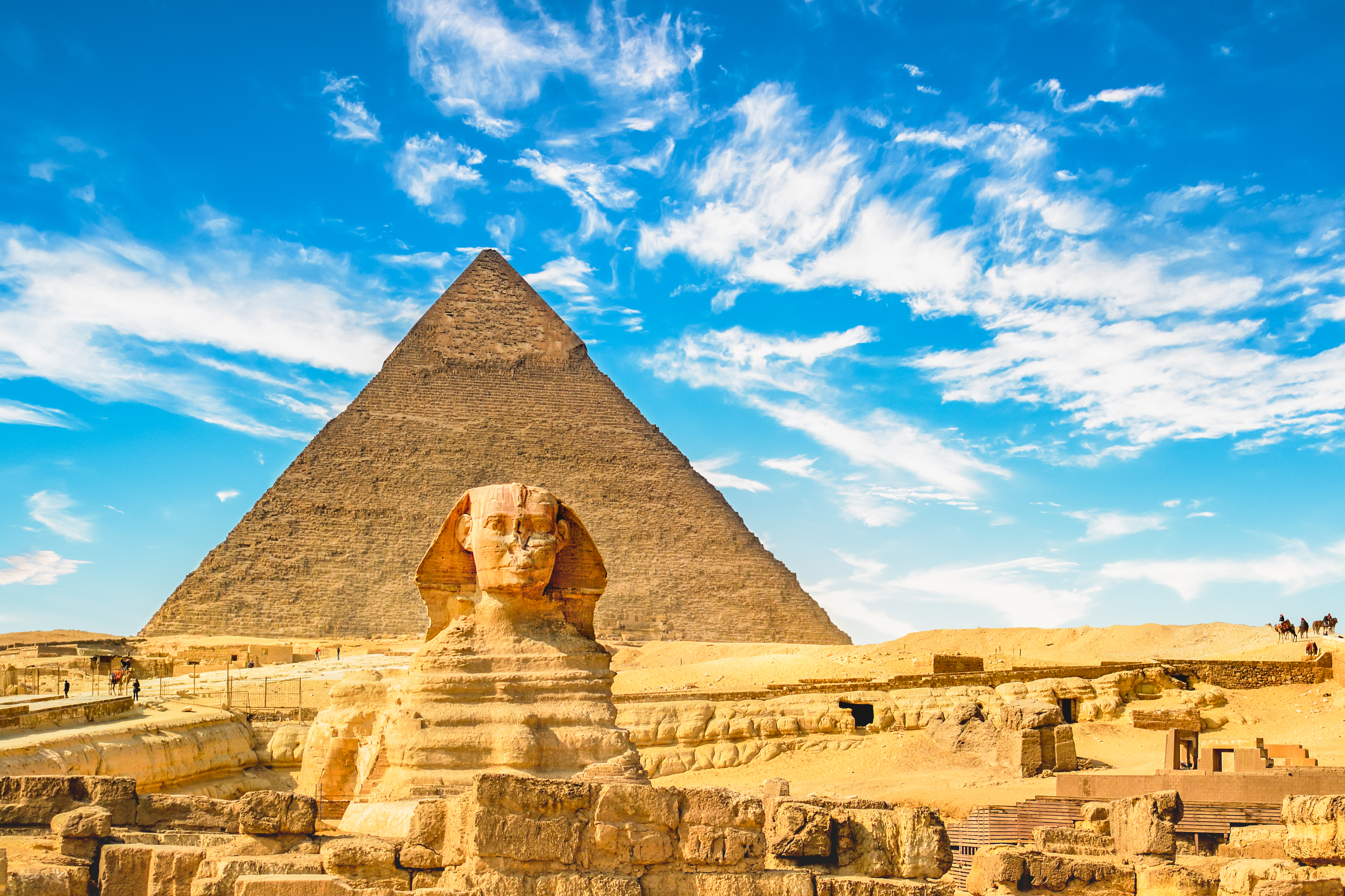 Majestætiske Sfinks og pyramide monumenter i det egyptiske ørkenlndskab