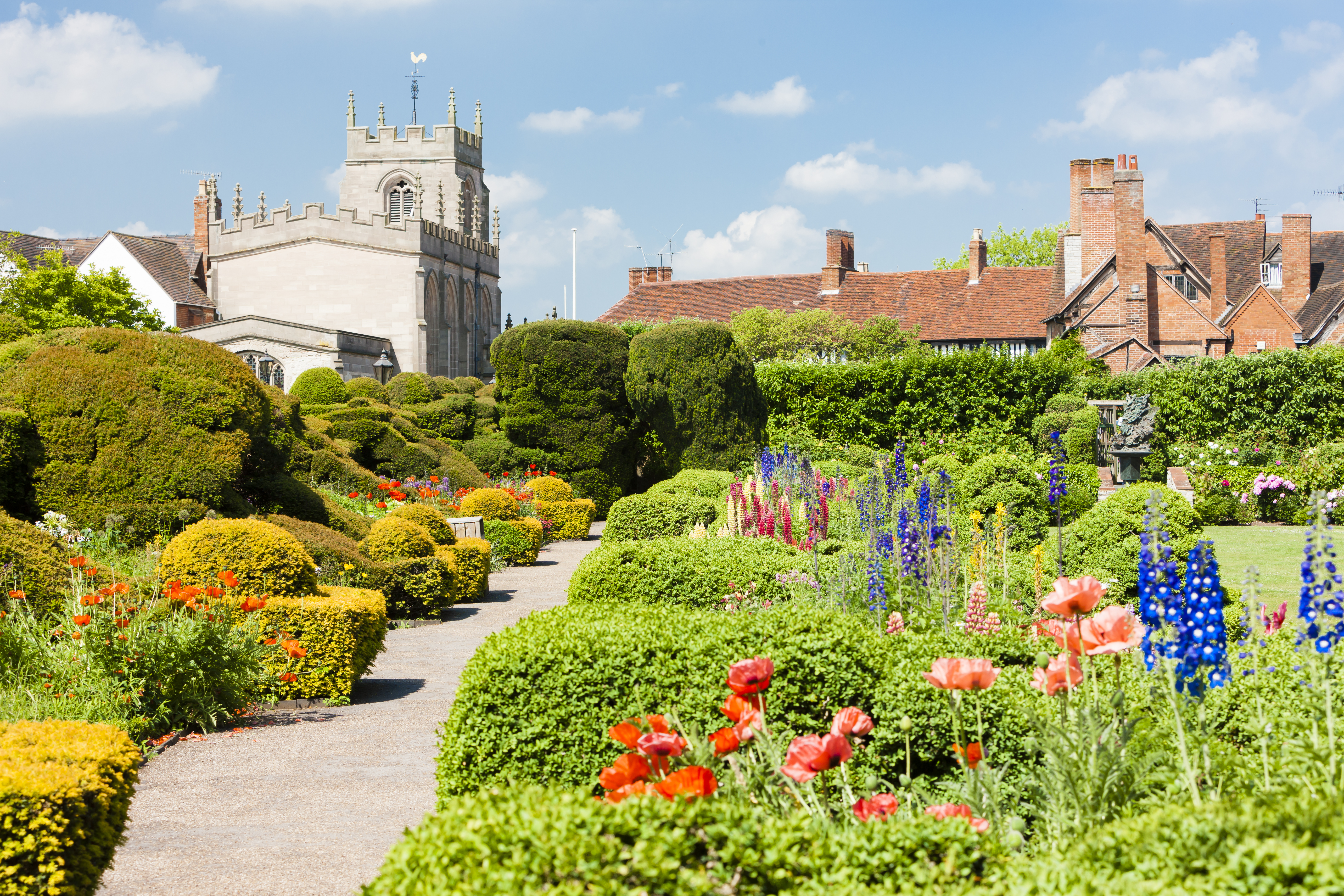 Charmerende blomsterhave i Shakespeare-byen Stratford-upon-Avon med historiske bygninger