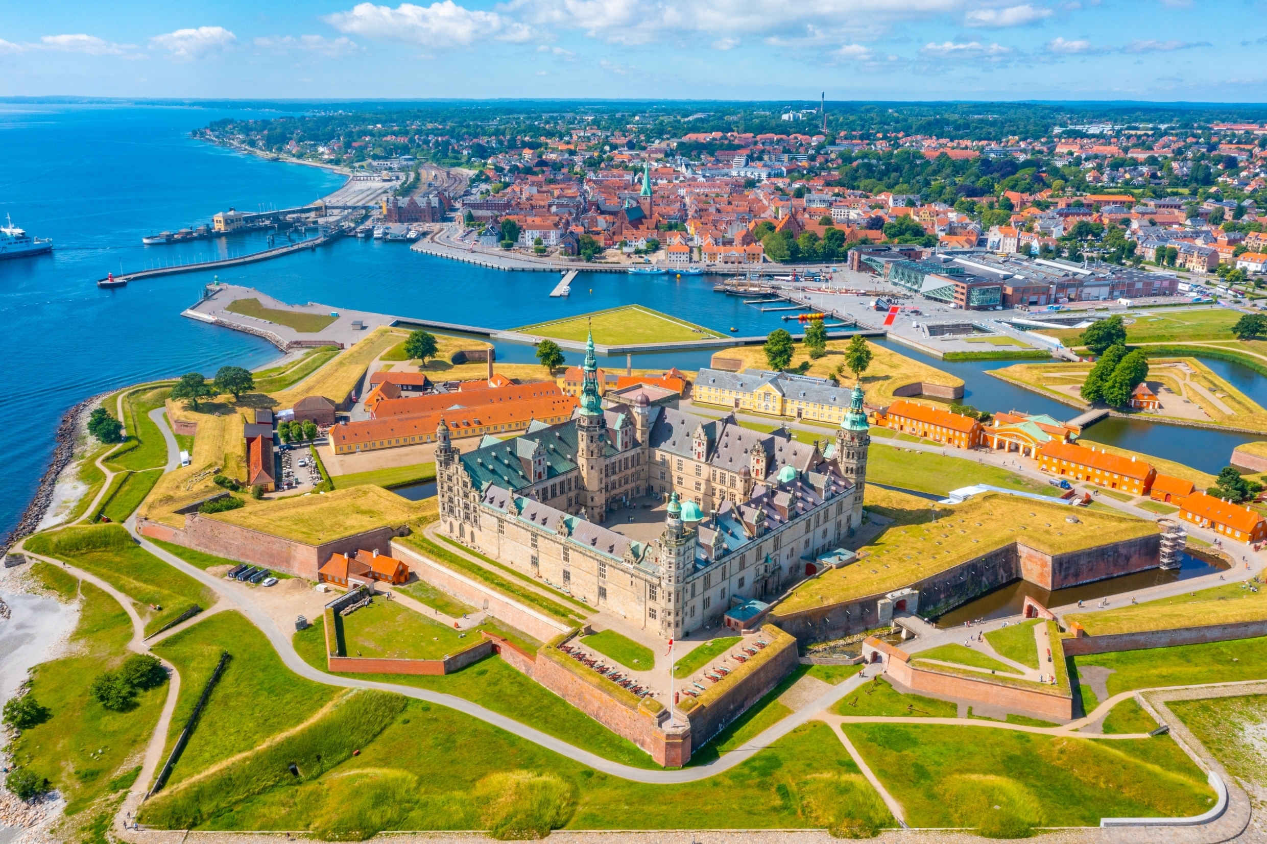 Kronborg Slot i Helsingør - Hamlets slot set fra luften med renaissancearkitektur
