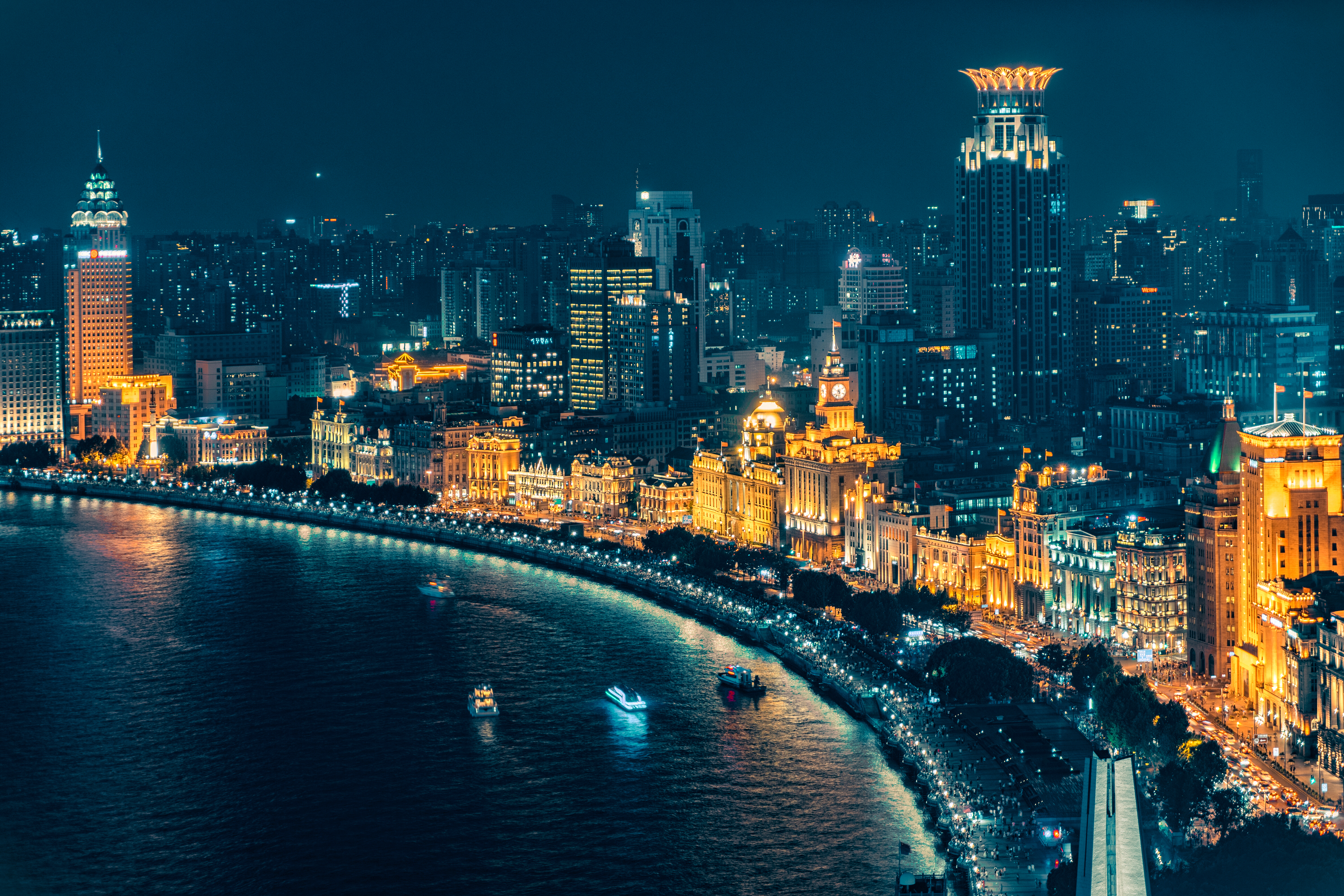 Magisk natpanorama over The Bund i Shanghai med gyldent oplyste historiske bygninger ved Huangpu-floden