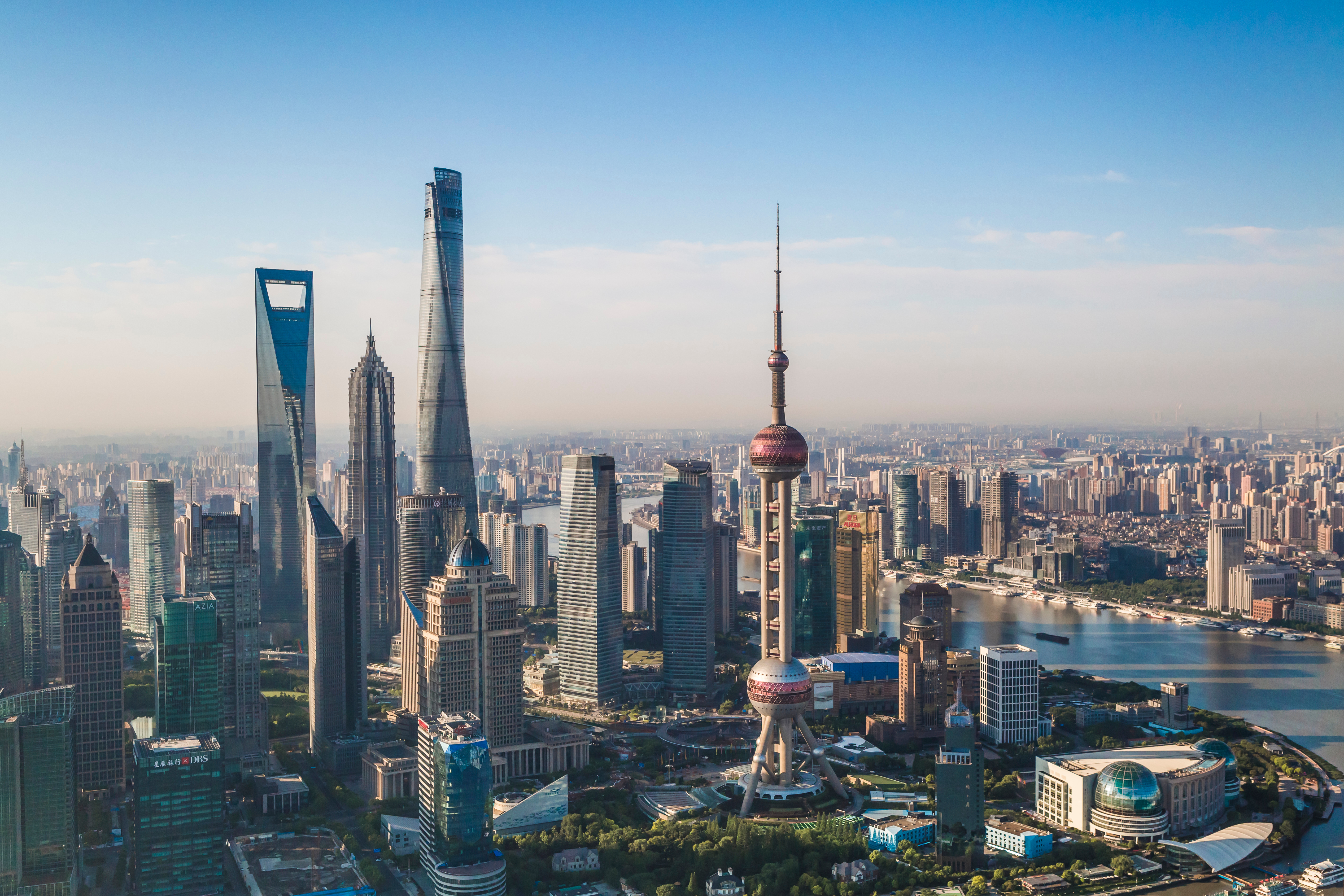 Imponerende luftpanorama over Shanghai med det karakteristiske Oriental Pearl Tower og Pudongs skyskrabere i Kina