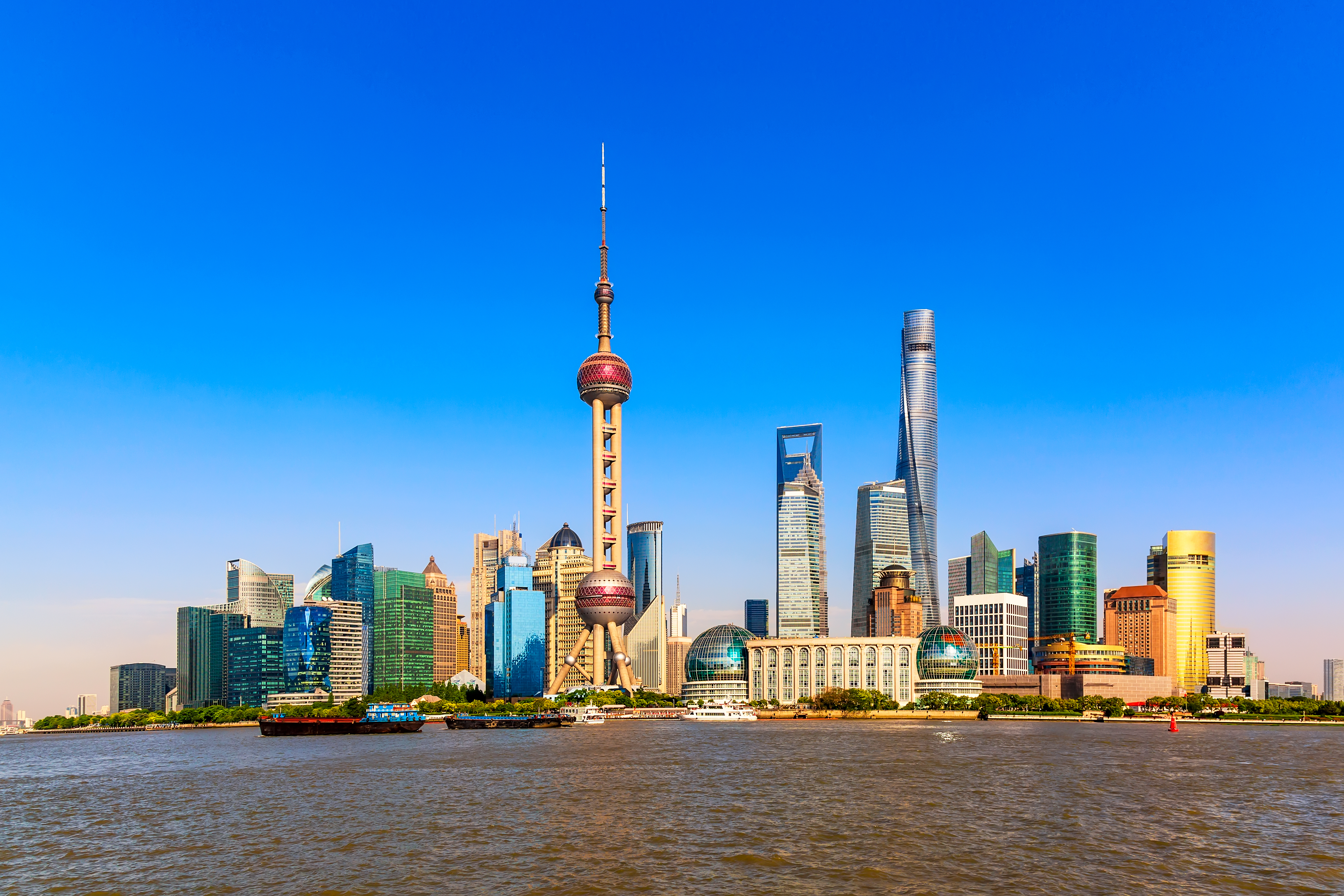 Panoramaudsigt over Shanghai Pudong med Oriental Pearl Tower og Kinas moderne finanskvarter ved Huangpu-floden