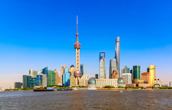 Panoramaudsigt over Shanghai Pudong med Oriental Pearl Tower og Kinas moderne finanskvarter ved Huangpu-floden
