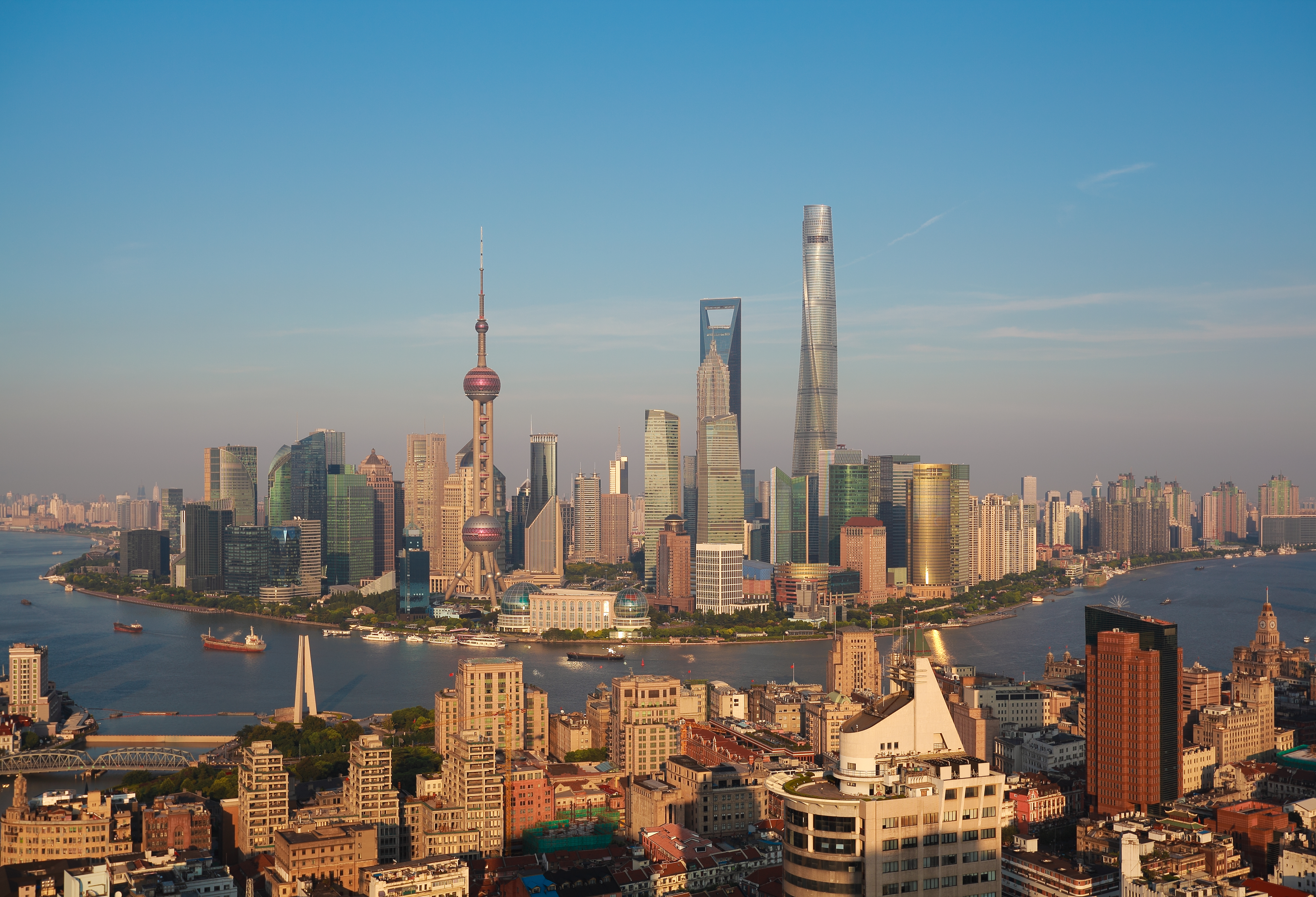 Fuglefoto over Shanghais moderne skyline med de karakteristiske skyskrabere i Lujiazui og Huangpu-floden i Kina