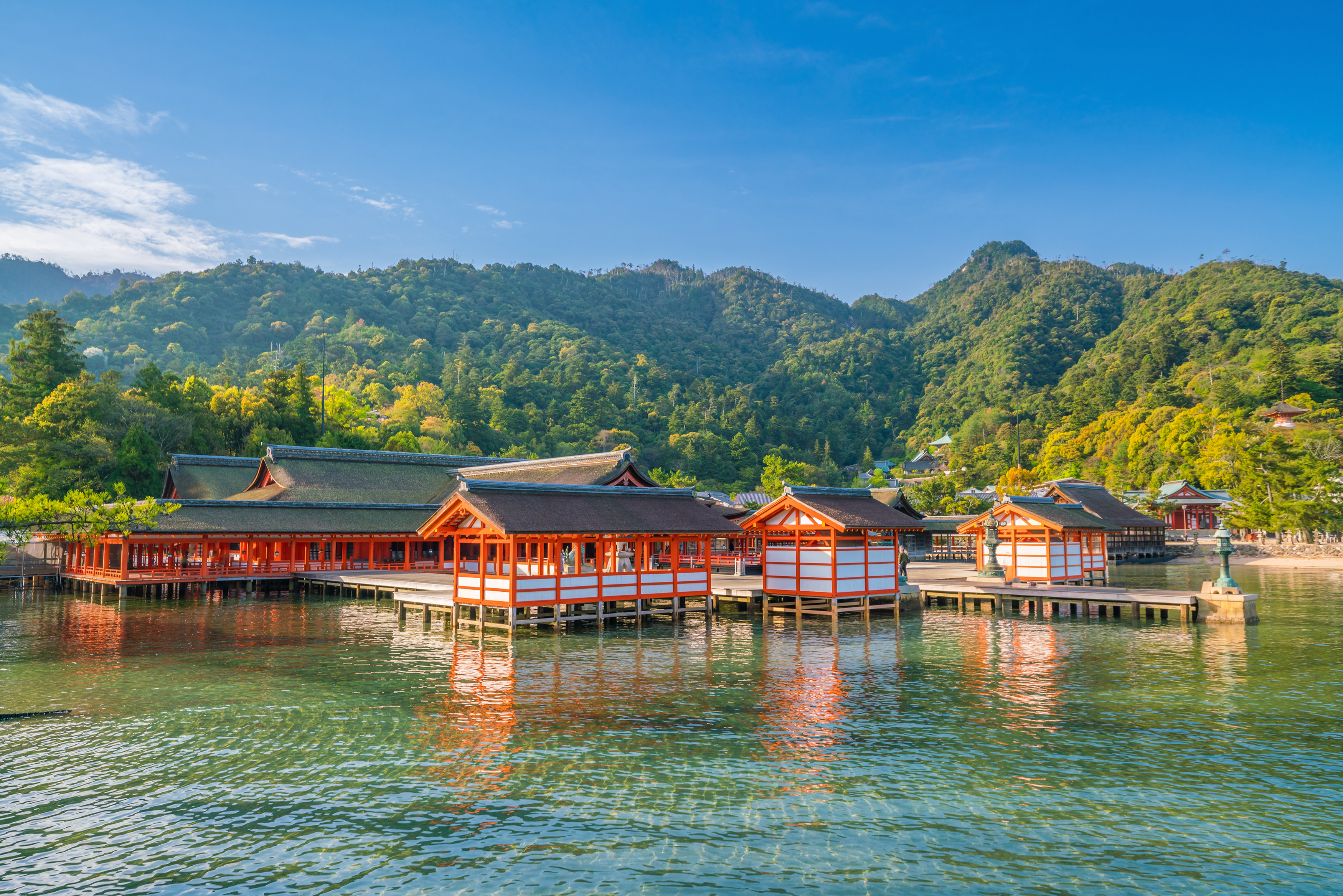 Traditionelt japansk Shinto helligdom Itsukushima på Miyajima øen ved Hiroshima