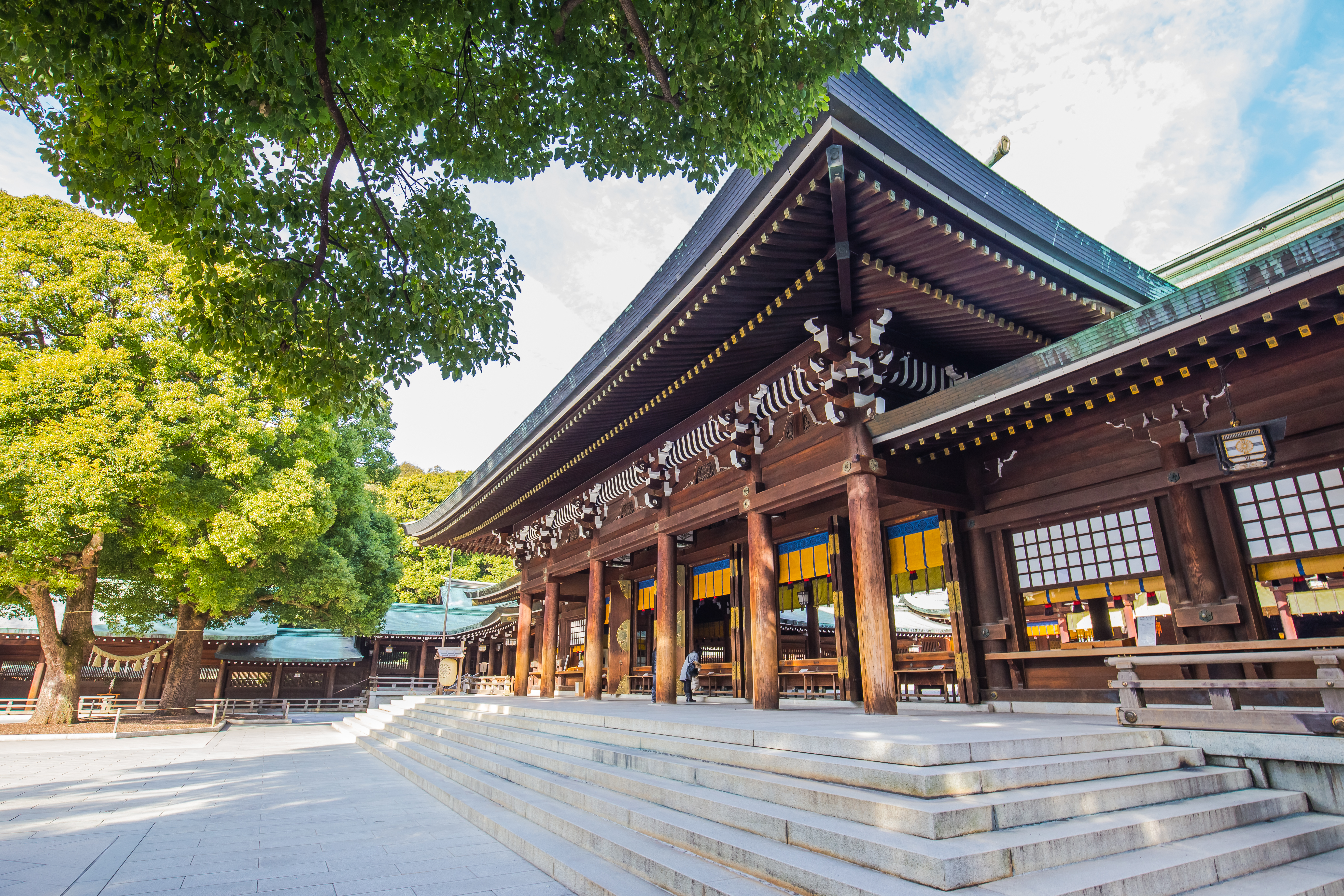 Smukt Shinto-helligdom i Tokyo med klassisk japansk design og trappeopgang