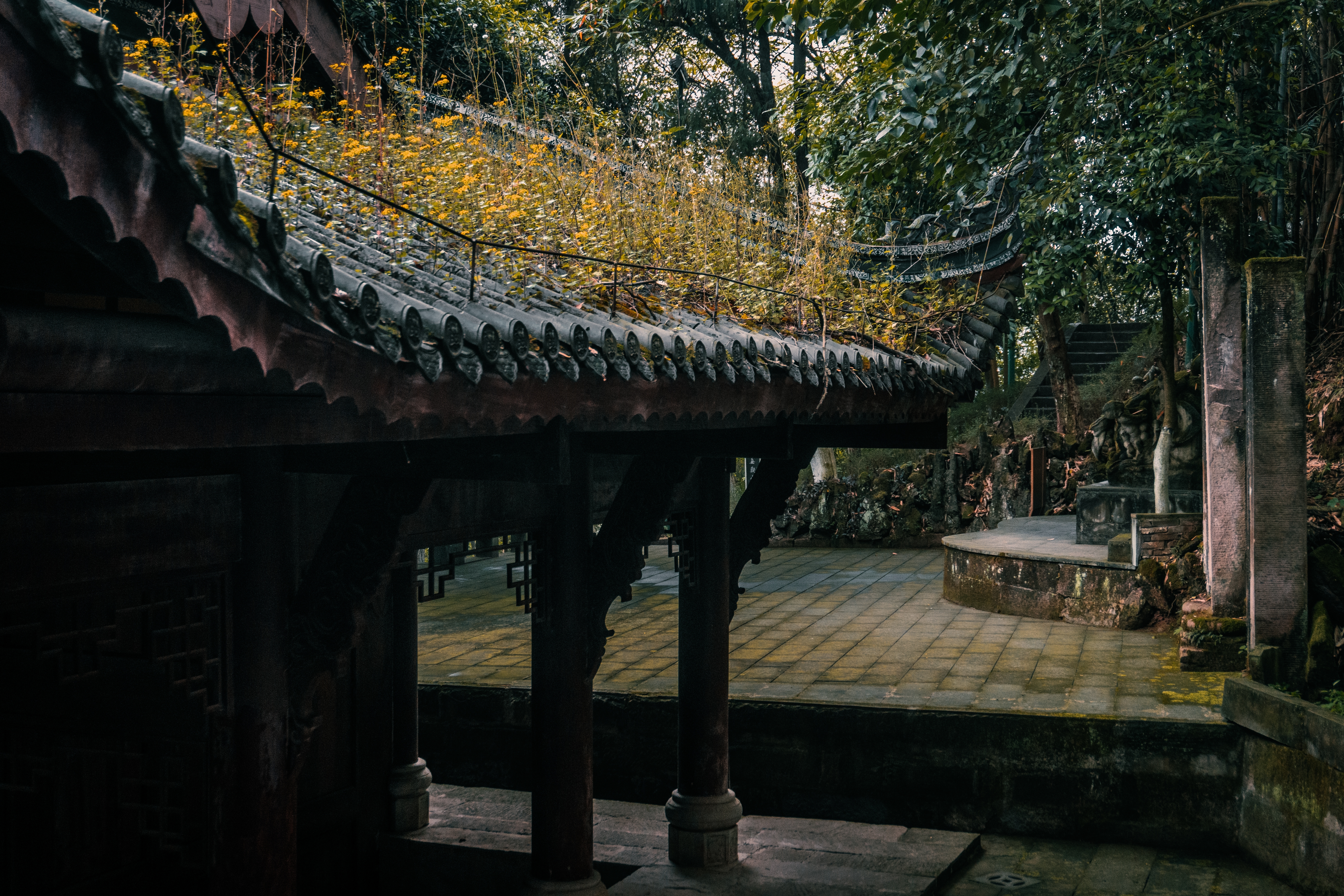 Autentisk kinesisk pavillon med traditionelt tegltag og søjler af træ ved Luming Temple i Shuanggui Mountain National Forest Park, Fengdu County, Chongqing, Kina
