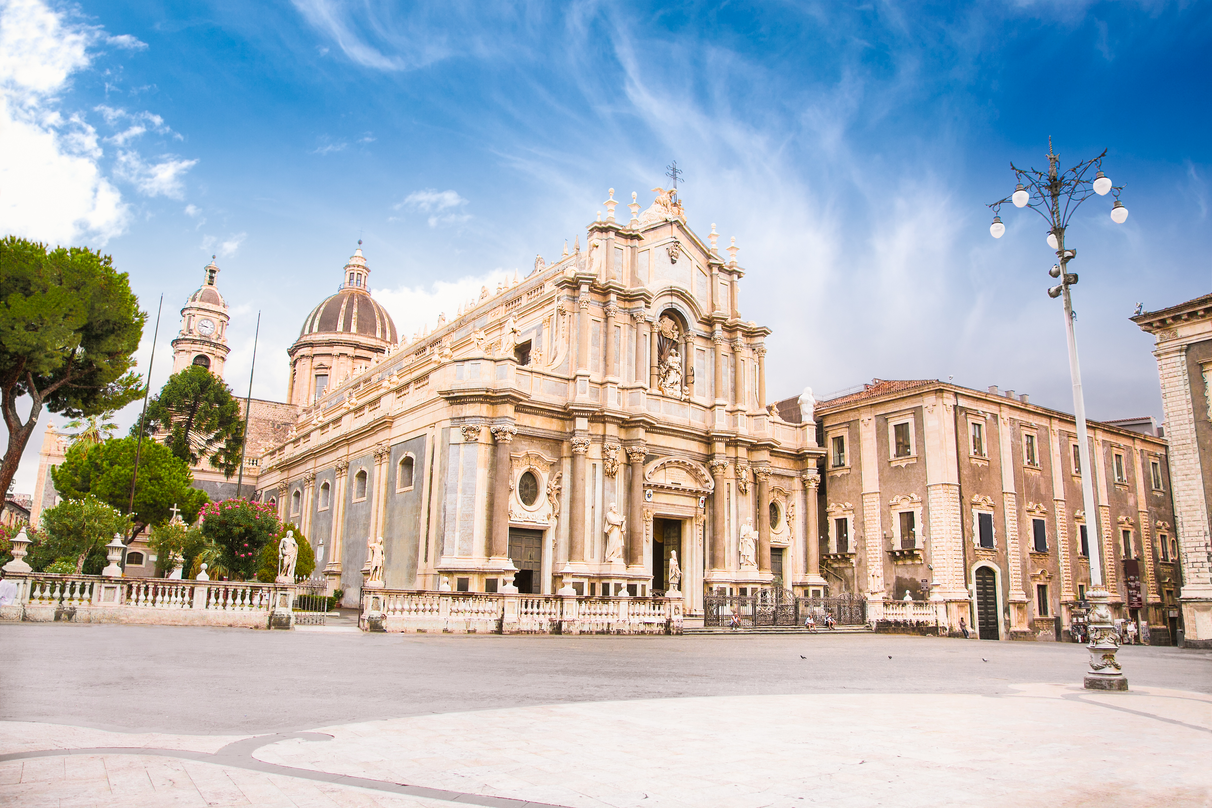Majestætisk domkirke i Catania med traditionel siciliansk barok arkitektur og kuppel