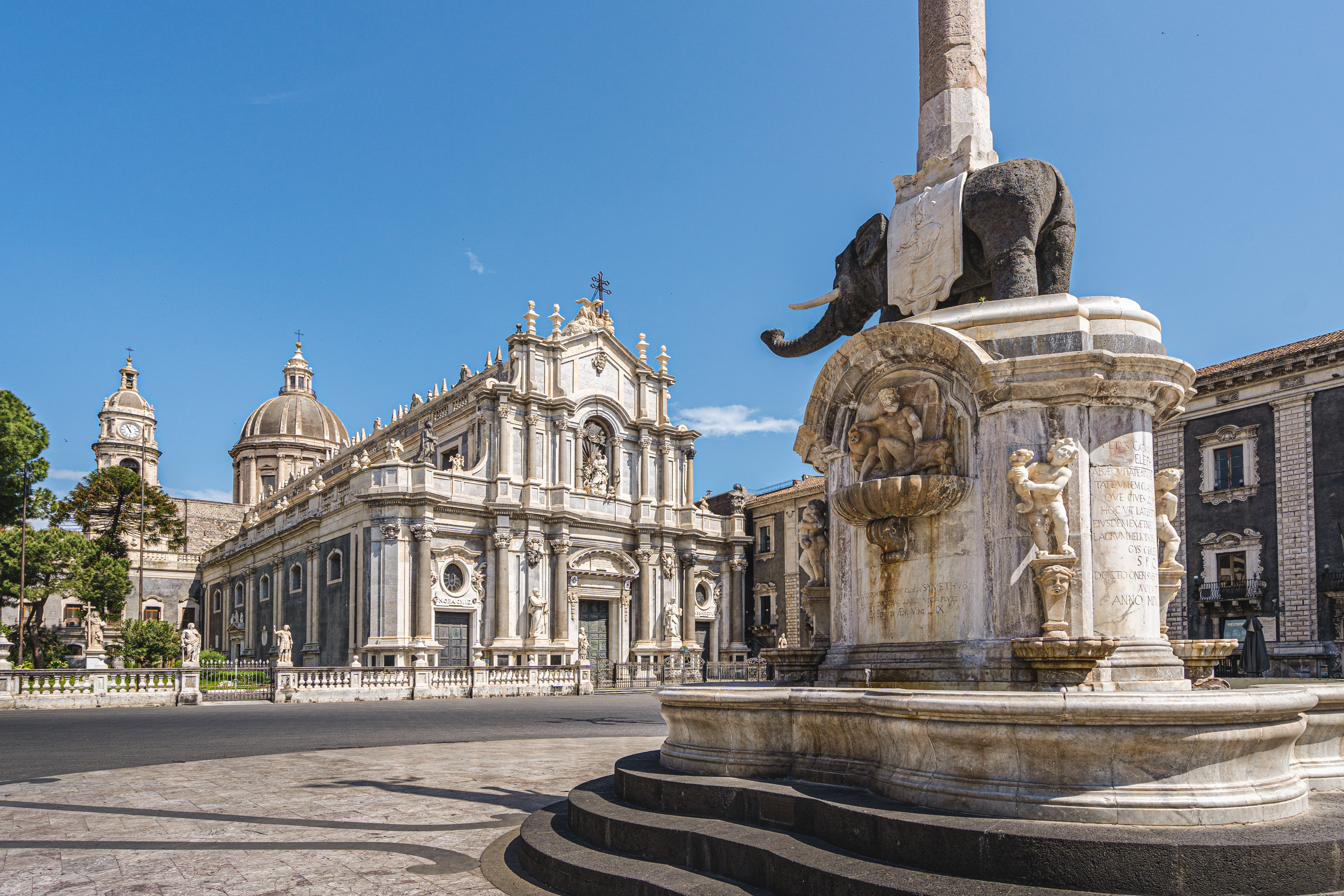 Den ikoniske elefantfontæne og den majestætiske Sankt Agatha katedral på hovedtorvet i Catania på Sicilien