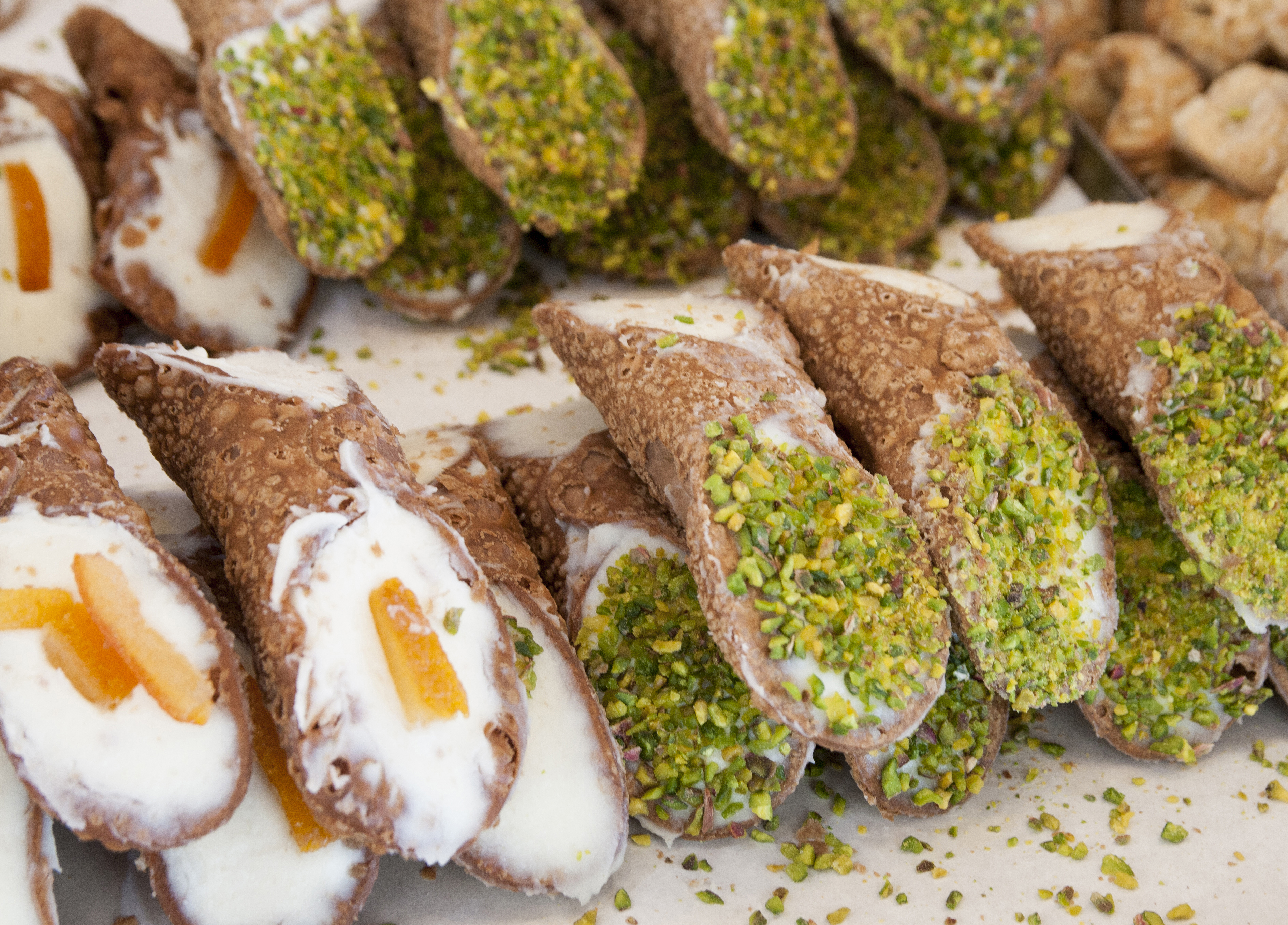 Lækre cannoli fra Sicilien, en ikonisk sød italiensk specialitet der tilbyder en autentisk gastronomisk oplevelse