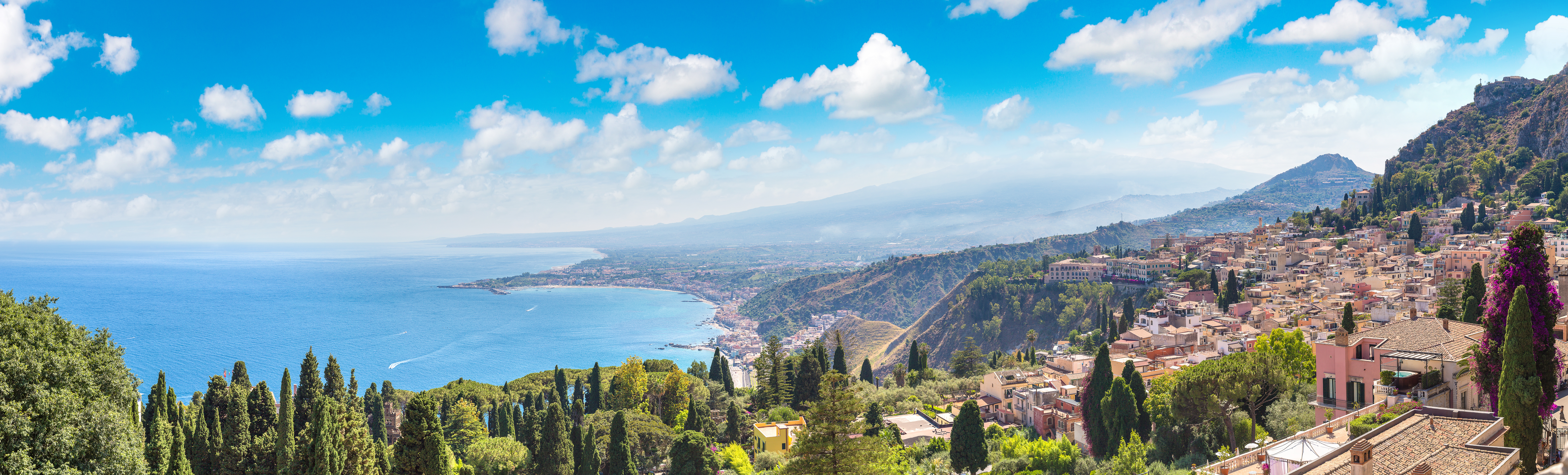 Smuk kystlinje ved Taormina på Sicilien med Mount Etna i baggrunden